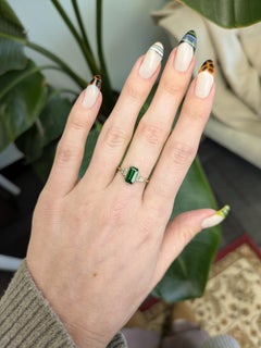 Anillo de Granate Tsavorita de 1,5cts con Detalles de Diamantes Naturales: Oro macizo de 14k, 9x5mm