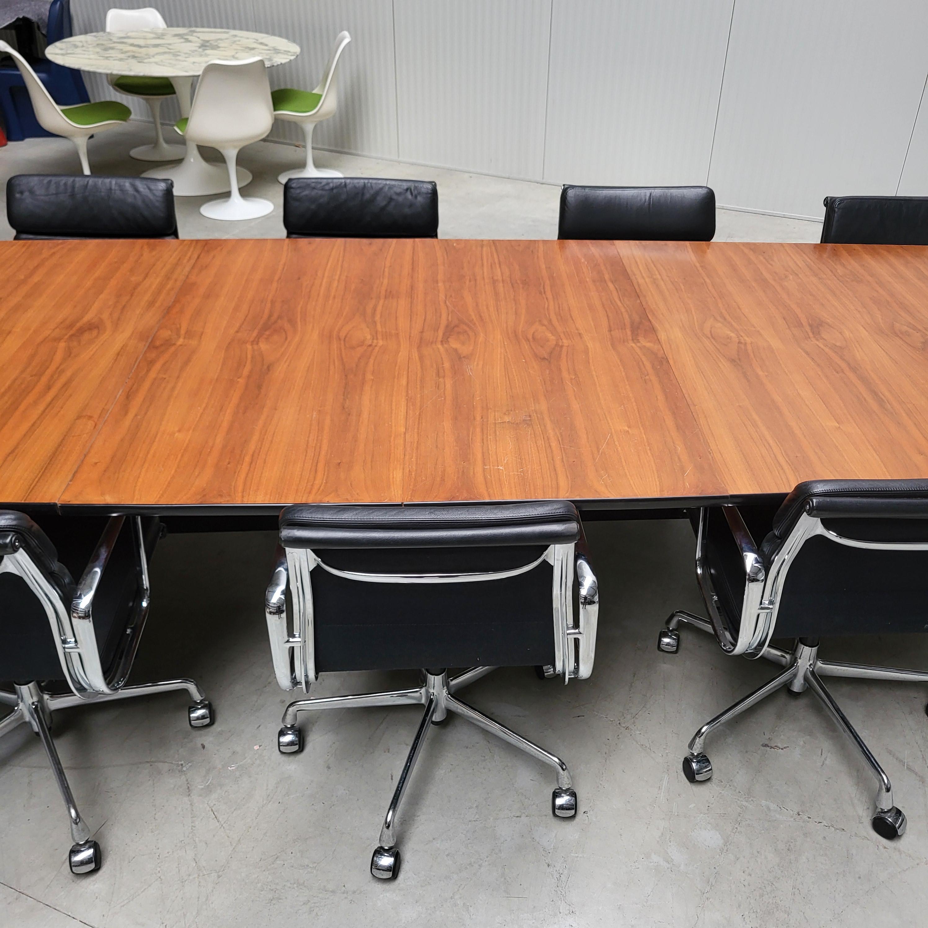 15ft Herman Miller Eames Table, 1970s & 12 Vitra EA217 Office Chairs circa 2003 In Good Condition For Sale In Aachen, NW