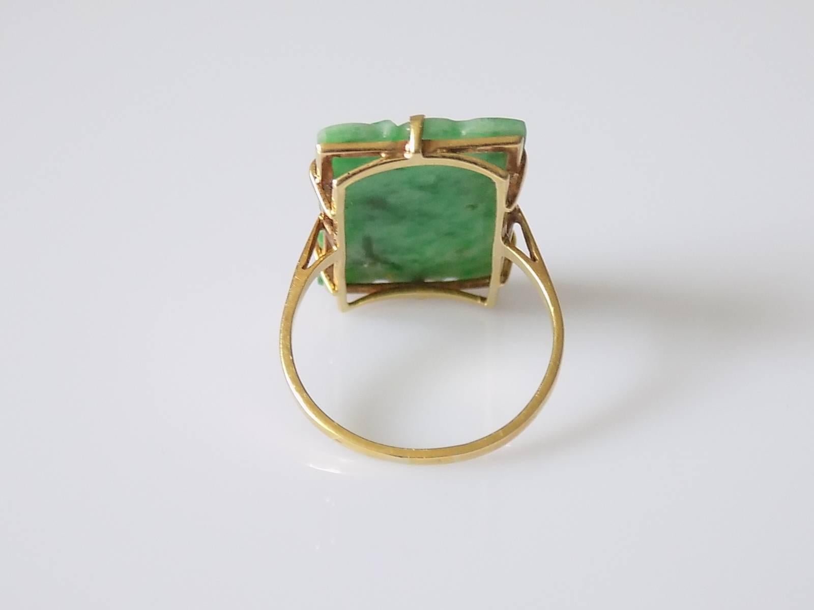15 Karat Art Deco Carved Jadeite Jade Gold Ring In Excellent Condition In Boston, Lincolnshire