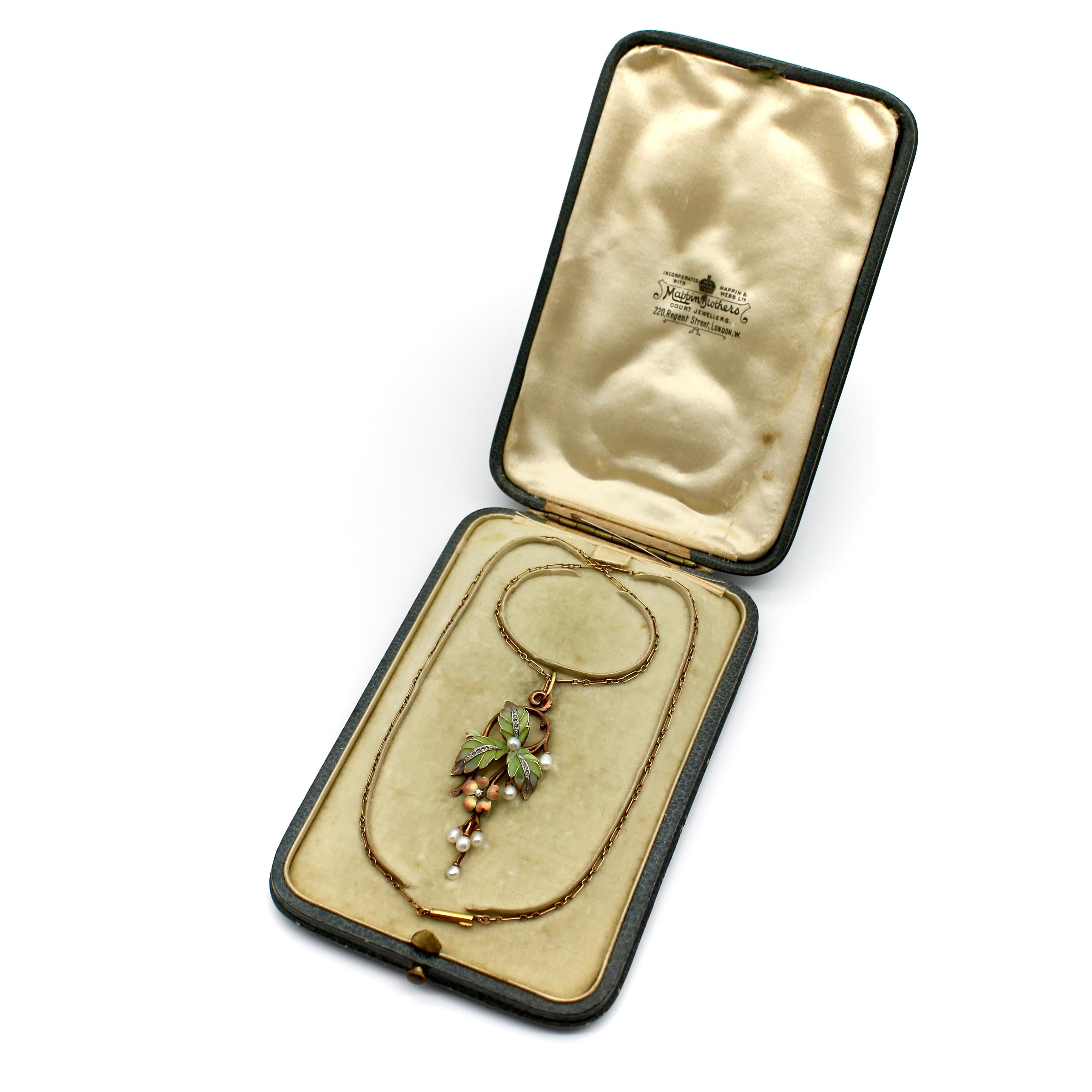 Dieses klassische Jugendstil-Halsband aus 15 Karat Roségold besticht durch eine atemberaubende Plique-à-jour, Diamanten im Rosenschliff und wunderschöne Perlen. Das Mittelstück der Halskette ist an zwei Stellen gelenkig, so dass die Blumen- und