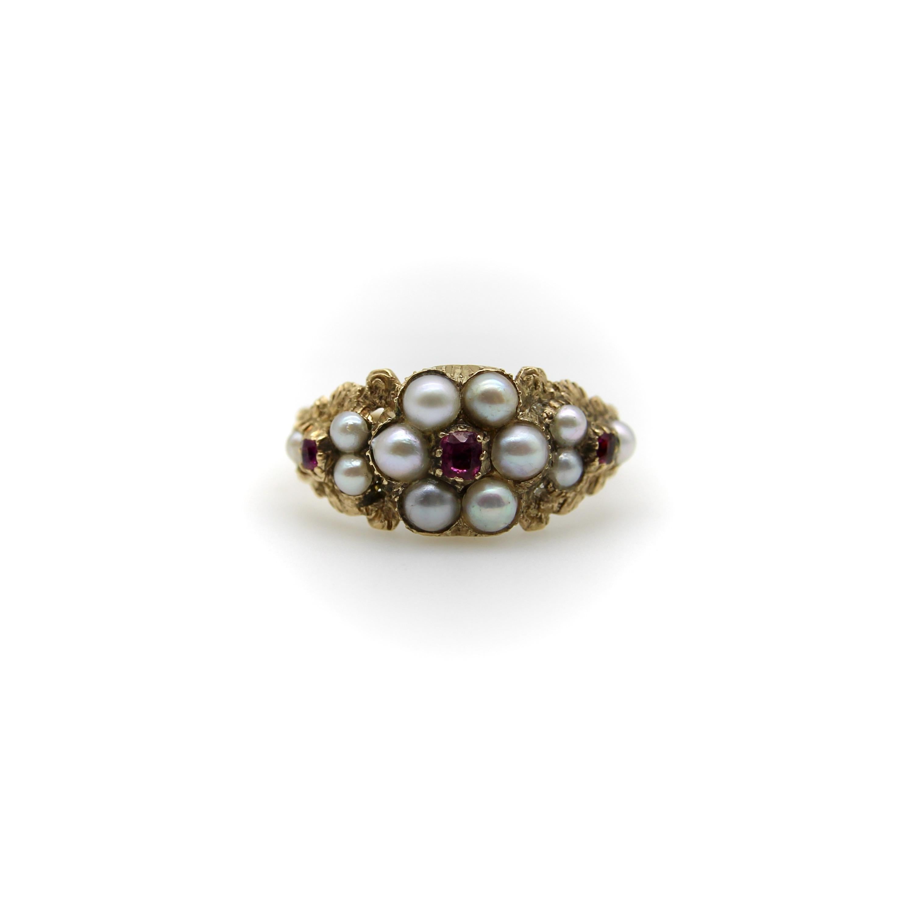 Qui a Kirsten's Corner abbiamo un debole per questi anelli floreali dell'epoca vittoriana. Risalente agli anni '40 del XIX secolo, questo anello in oro 15k ricorda un fiore di Nontiscordardime, un motivo popolare nell'epoca vittoriana. Un grappolo