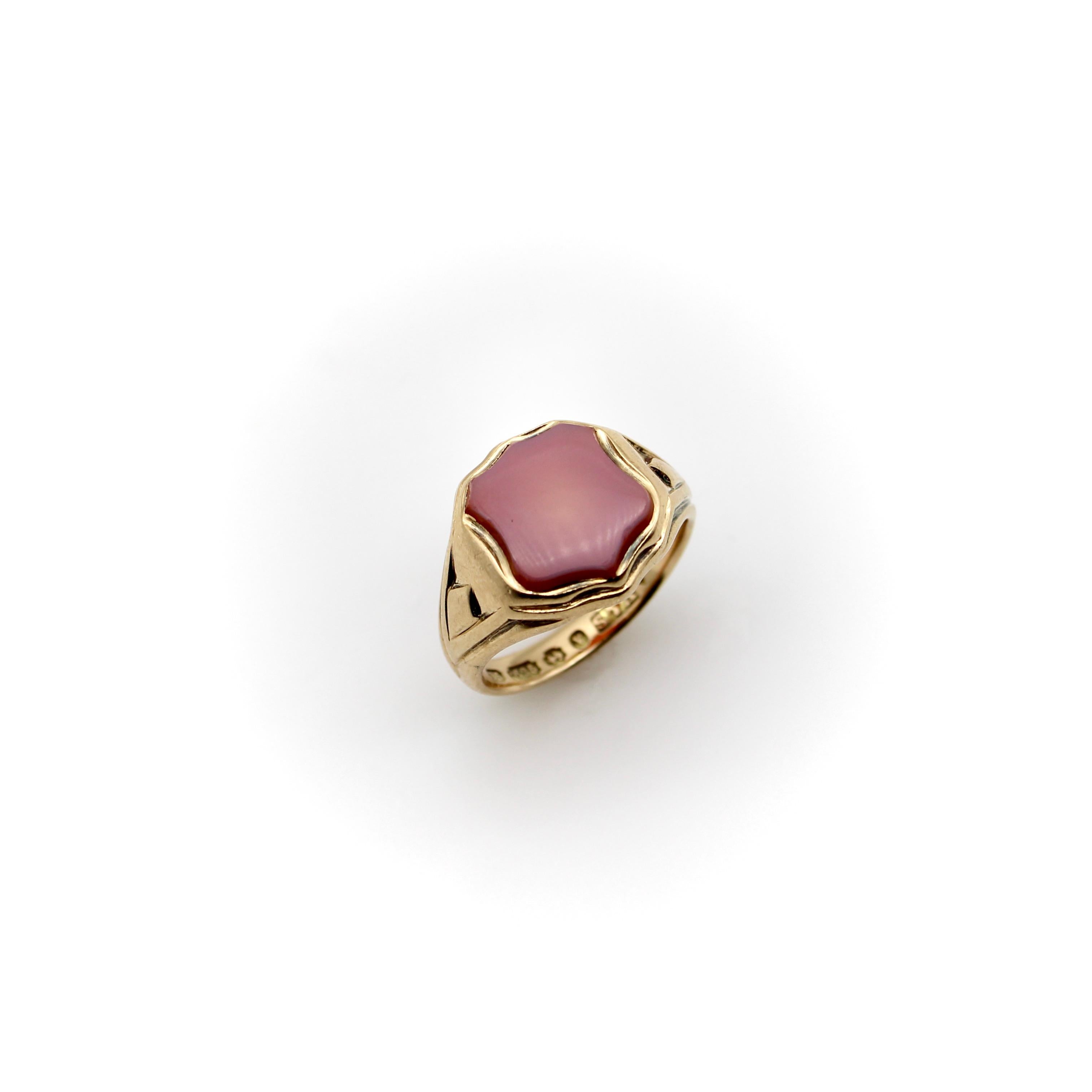 Taille écusson Bague Signet Victorienne en or 15K avec agate en forme de bouclier en vente