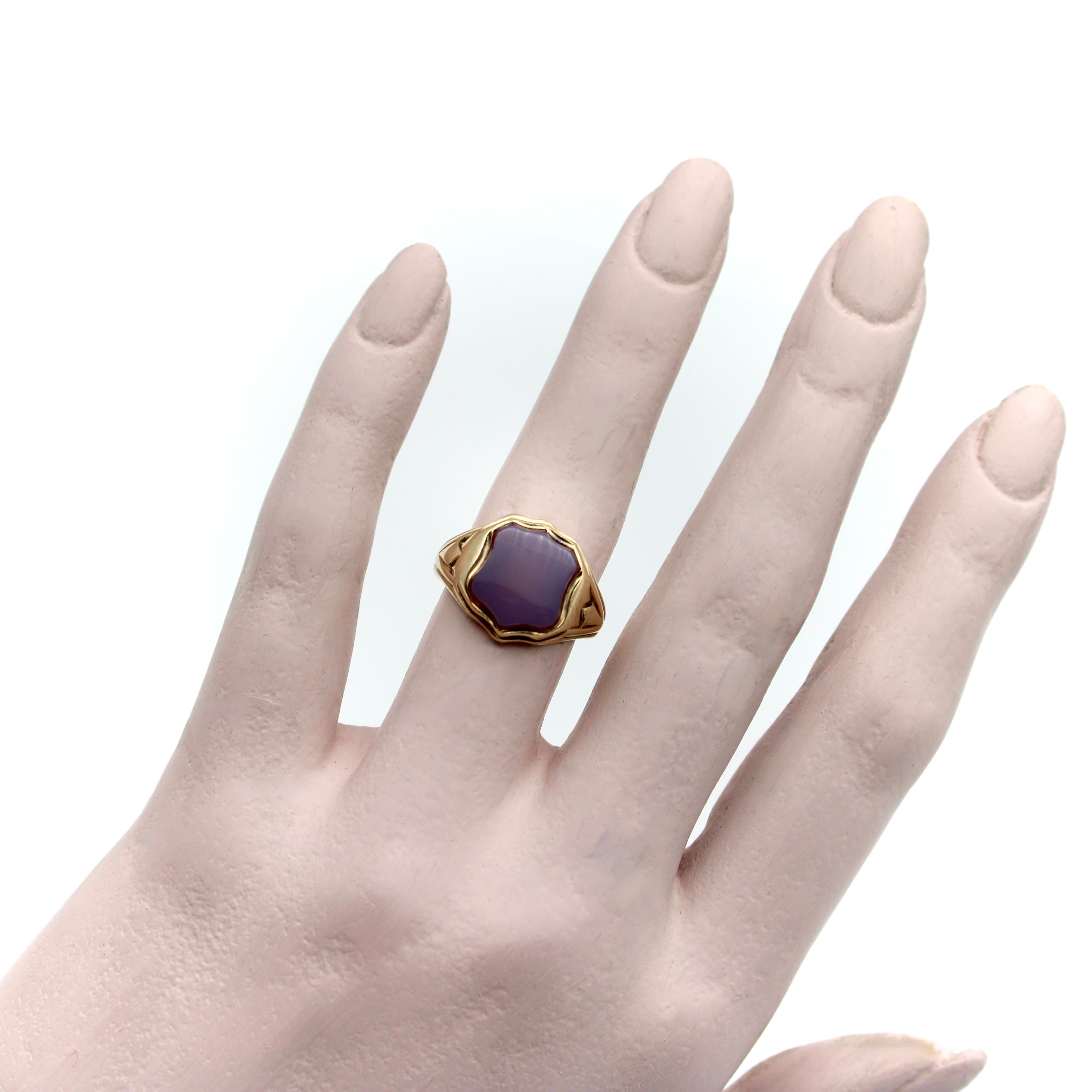 15K Gold Victorian Banded Agate Shield Shaped Signet Ring In Good Condition For Sale In Venice, CA