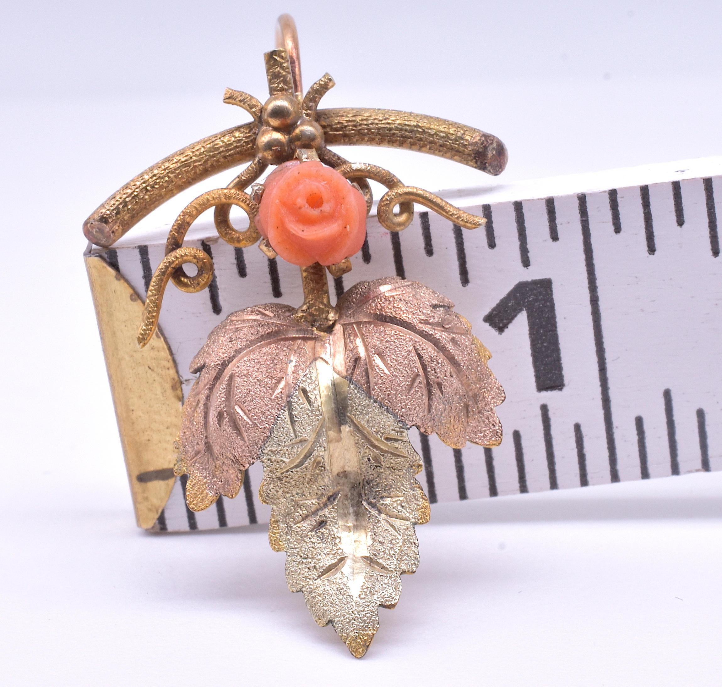 15 Karat zweifarbiges Gold Korallenblatt-Ohrringe, um 1900 (Cabochon)