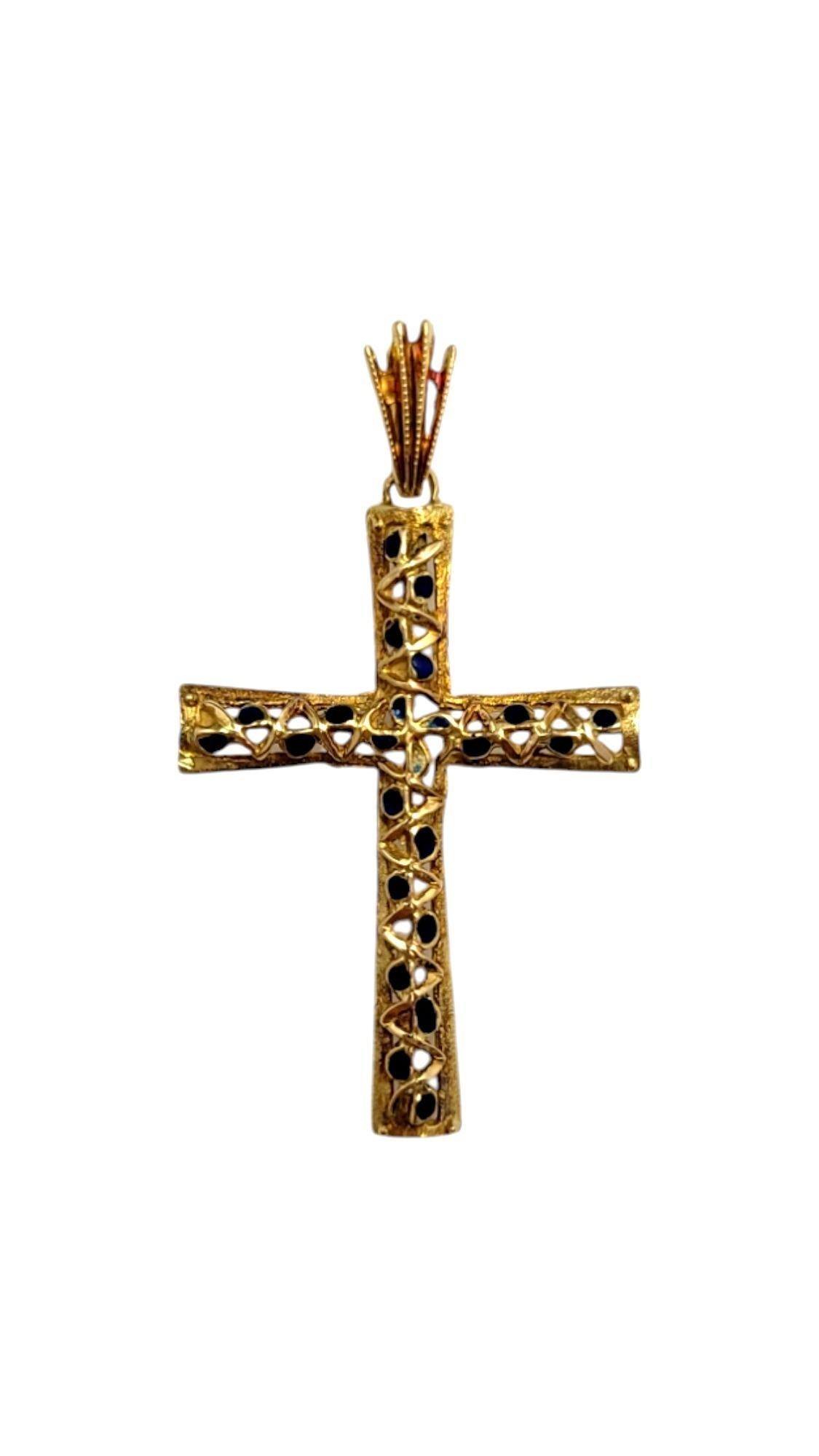 Pendentif croix en or jaune 15K avec émail bleu 

Ce magnifique pendentif en forme de croix présente un design complexe réalisé en or jaune 15K intemporel.

Taille : 48.85mm X 27.76mm X 2.58mm

Poids : 4,00 g/ 2,57 dwt

Poinçon : 15C 885A

Très bon