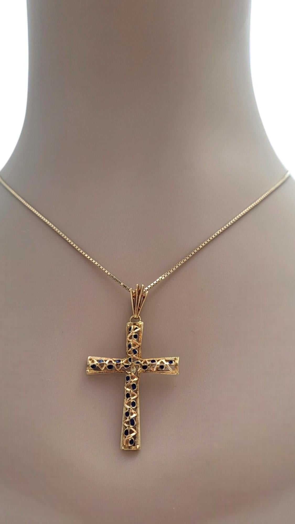 Pendentif croix en or jaune 15 carats avec émail bleu #19825 en vente 2