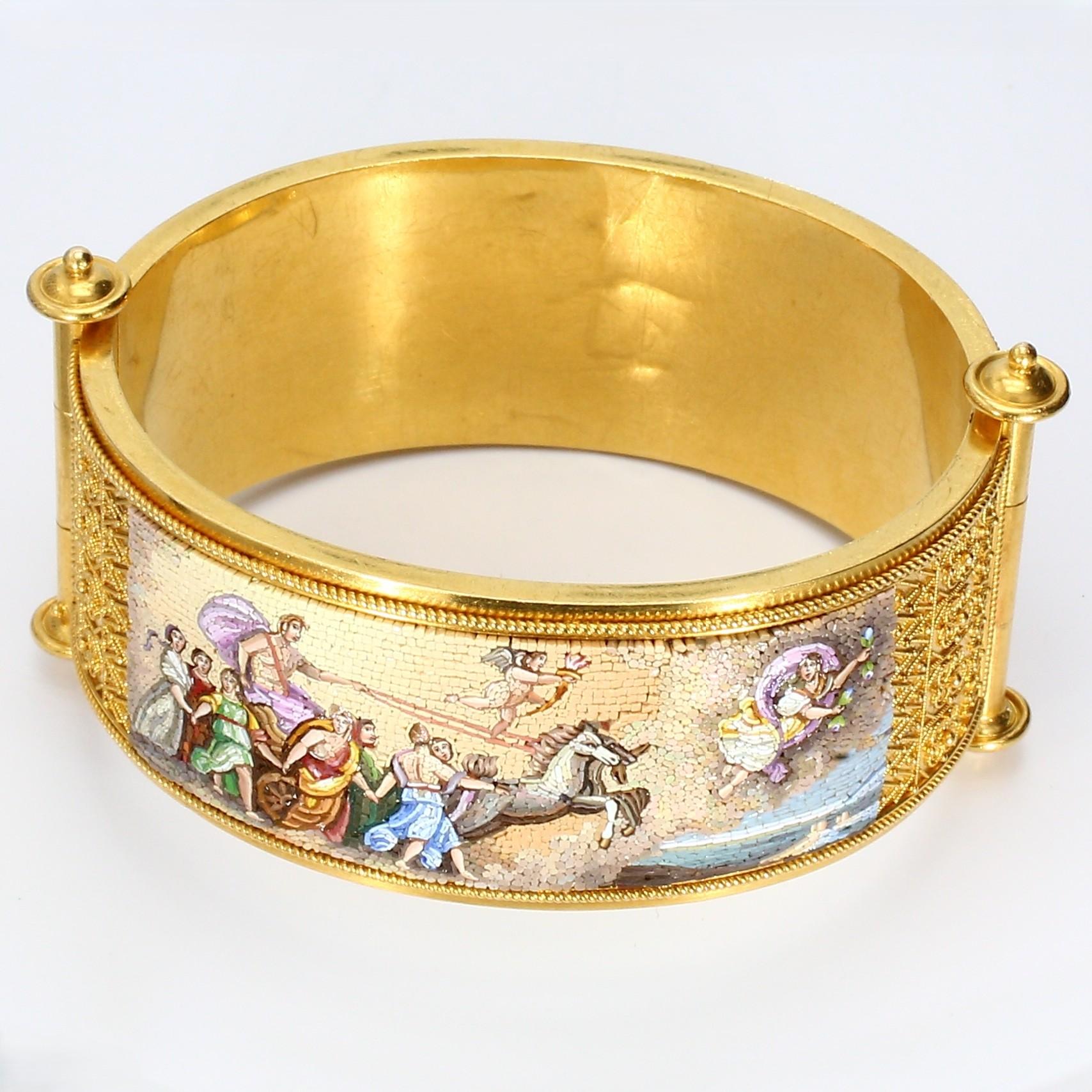 Bracciale a micro-mosaico in oro giallo 15k con "Apollo che guida il carro del sole". in vendita