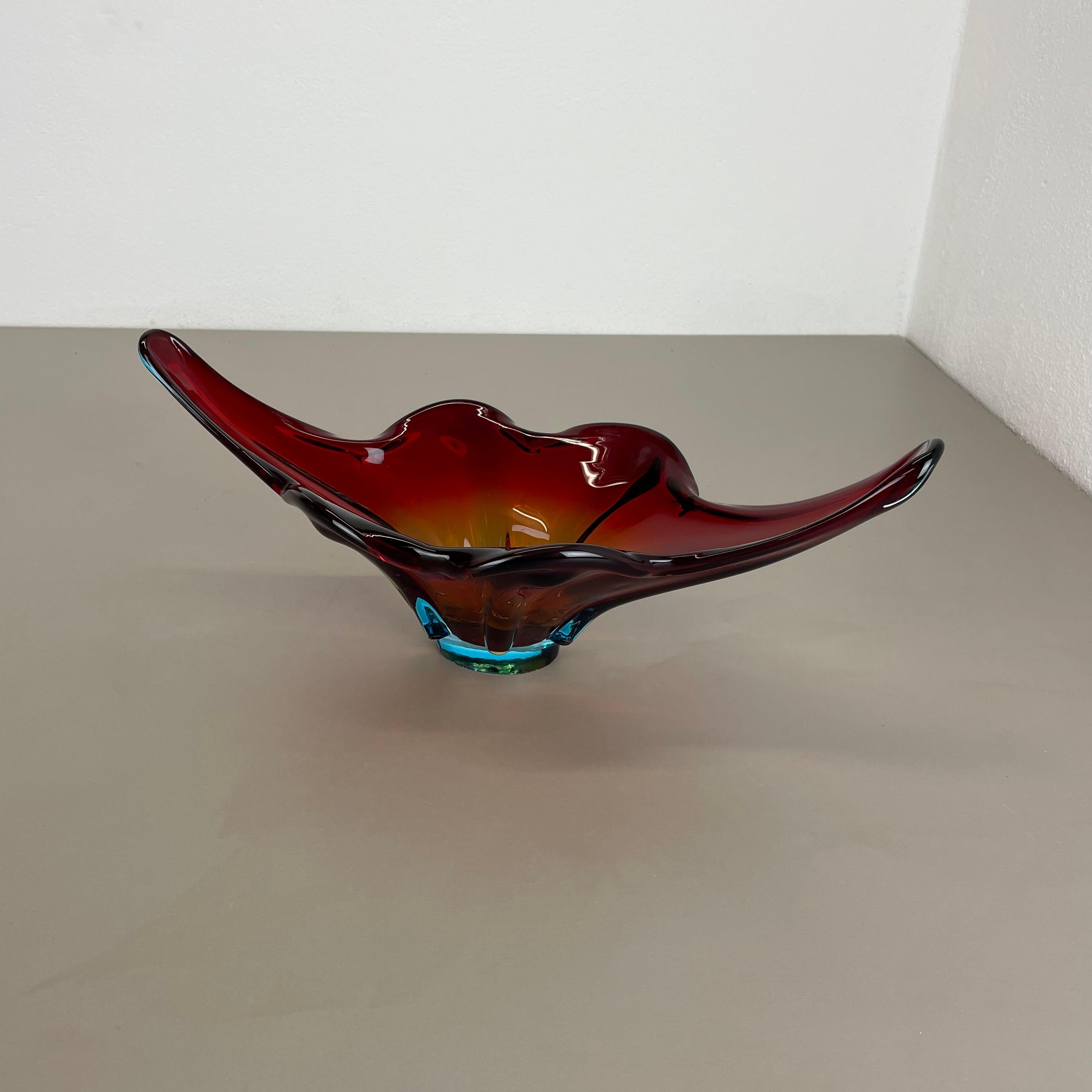 Artikel:

Murano Glasschale, Element


Herkunft:

Murano, Italien


Design/One:

Flavio Poli zugeschrieben.


Jahrzehnt:

1970s



Dieses originale Muschelschalen-Element aus Glas wurde in den 1970er Jahren in Murano, Italien,