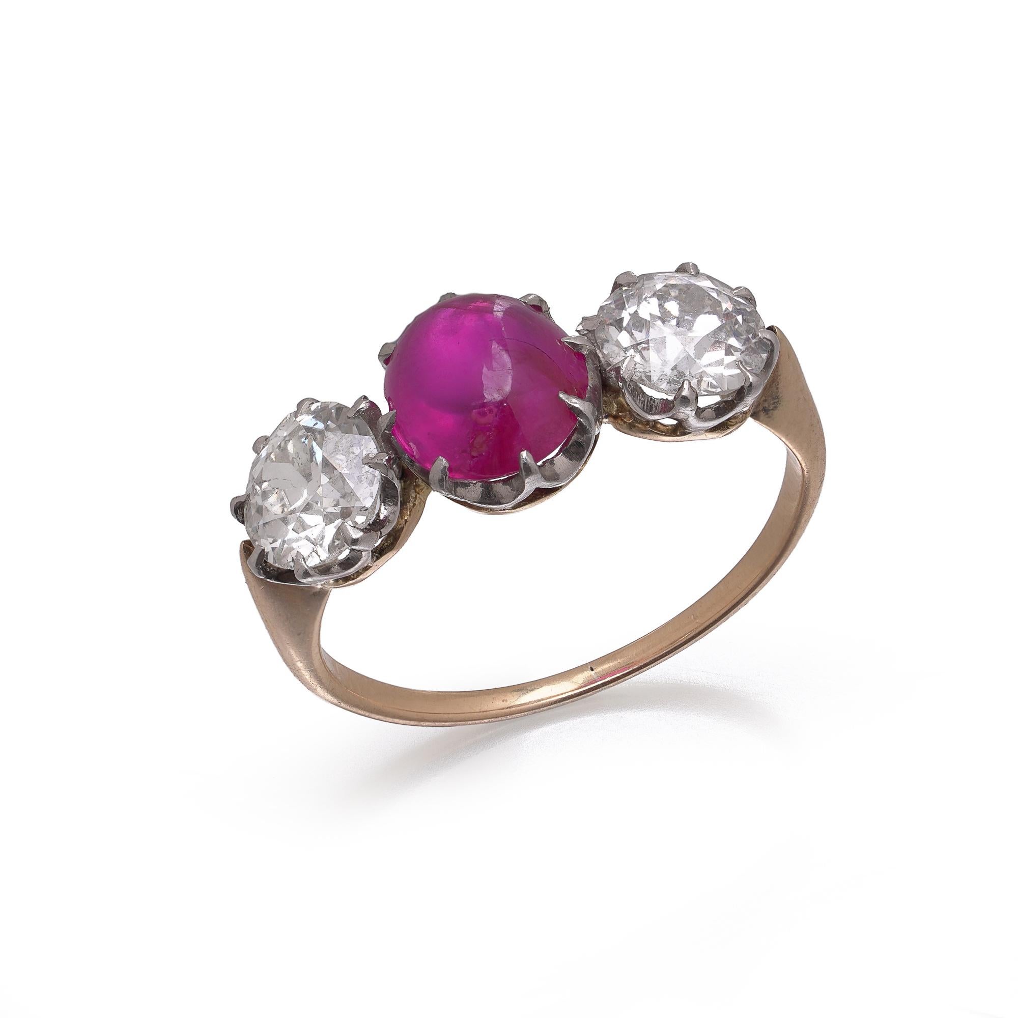 15kt Gold and Platinum Three-Stone Diamond and Natural Ruby Ring im Zustand „Gut“ im Angebot in Braintree, GB