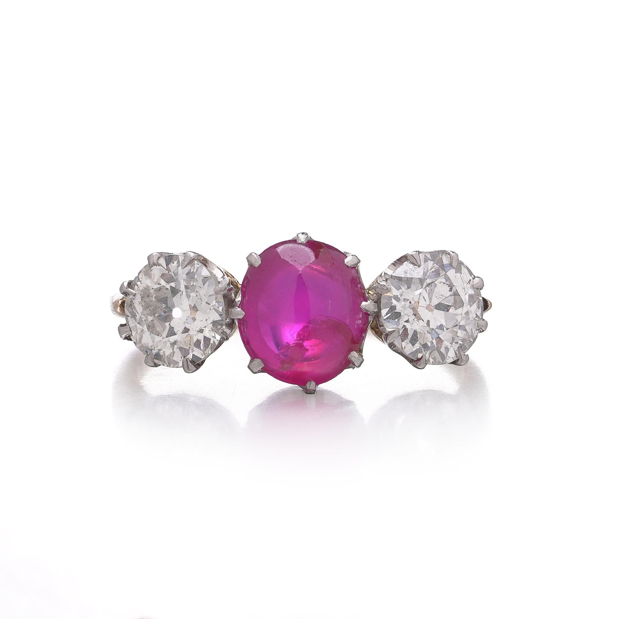 15kt Gold and Platinum Three-Stone Diamond and Natural Ruby Ring Damen im Angebot