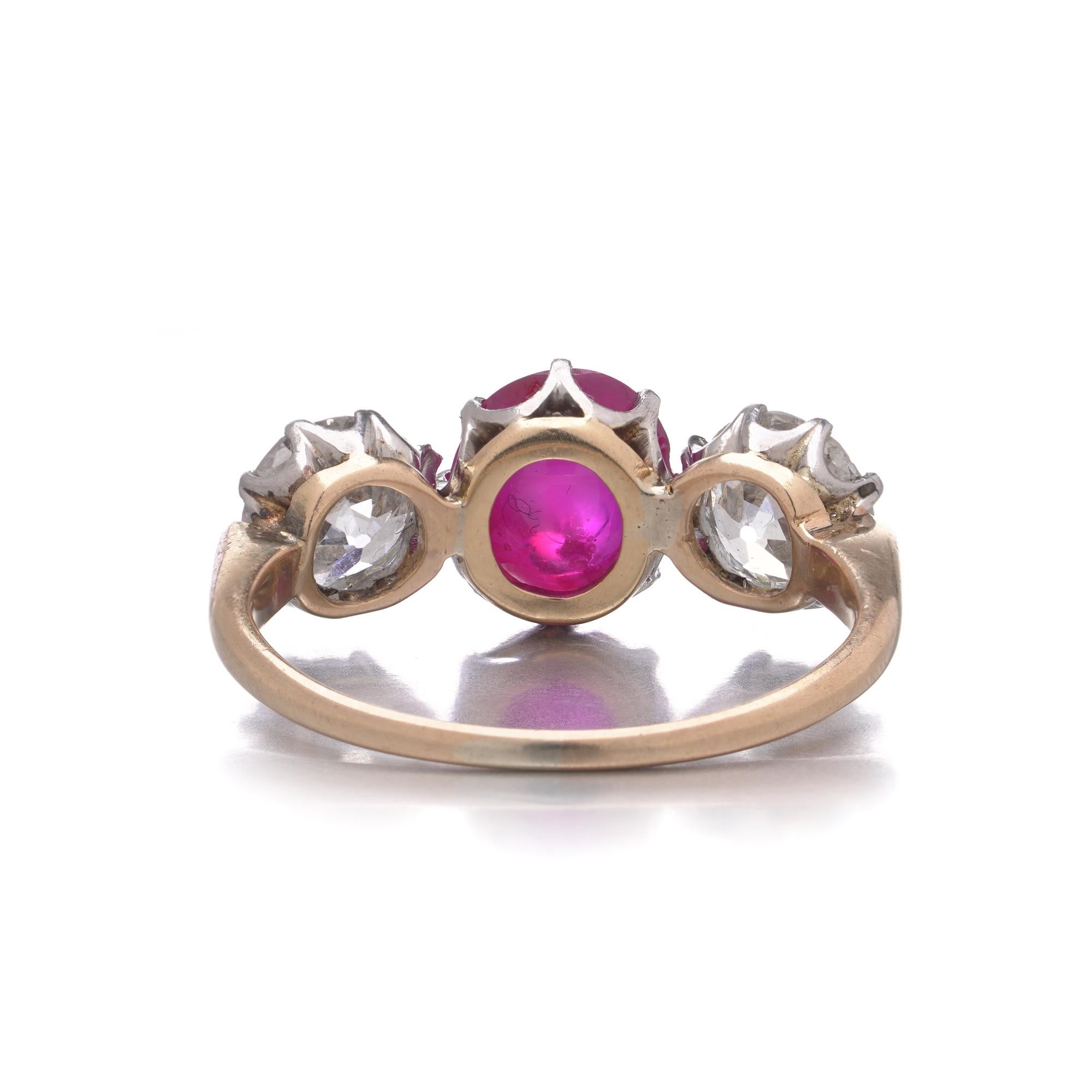 15kt Gold and Platinum Three-Stone Diamond and Natural Ruby Ring im Angebot 2