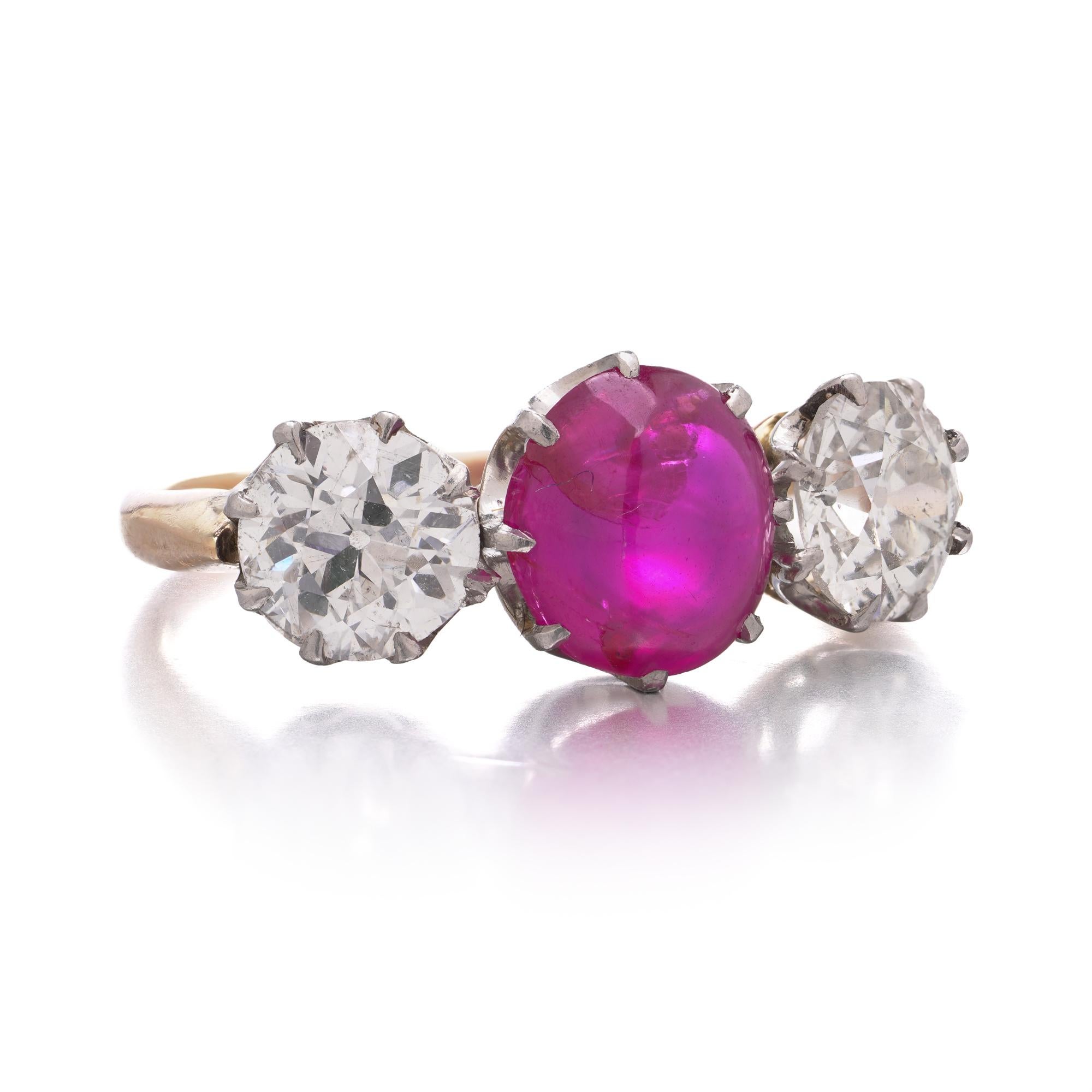 15kt Gold and Platinum Three-Stone Diamond and Natural Ruby Ring im Angebot 3