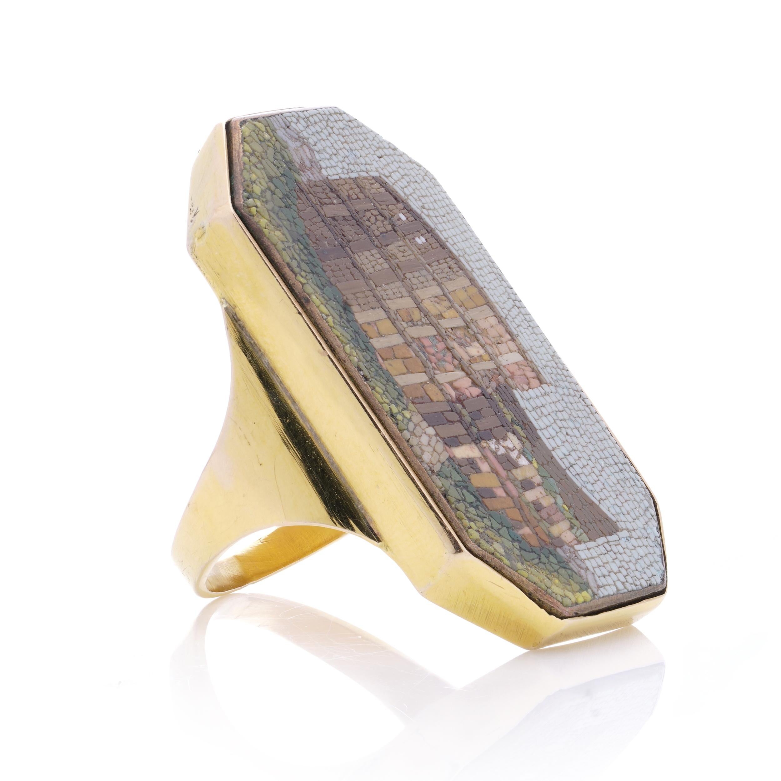 15kt. yellow gold men's micro mosaic ring featuring the Colosseum in Rome In Good Condition For Sale In Braintree, GB