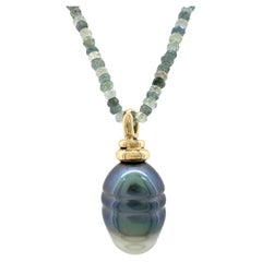 Fob a forma di barile di perle di Tahiti da 15 mm in oro con catena di acquamarine e zirconi 