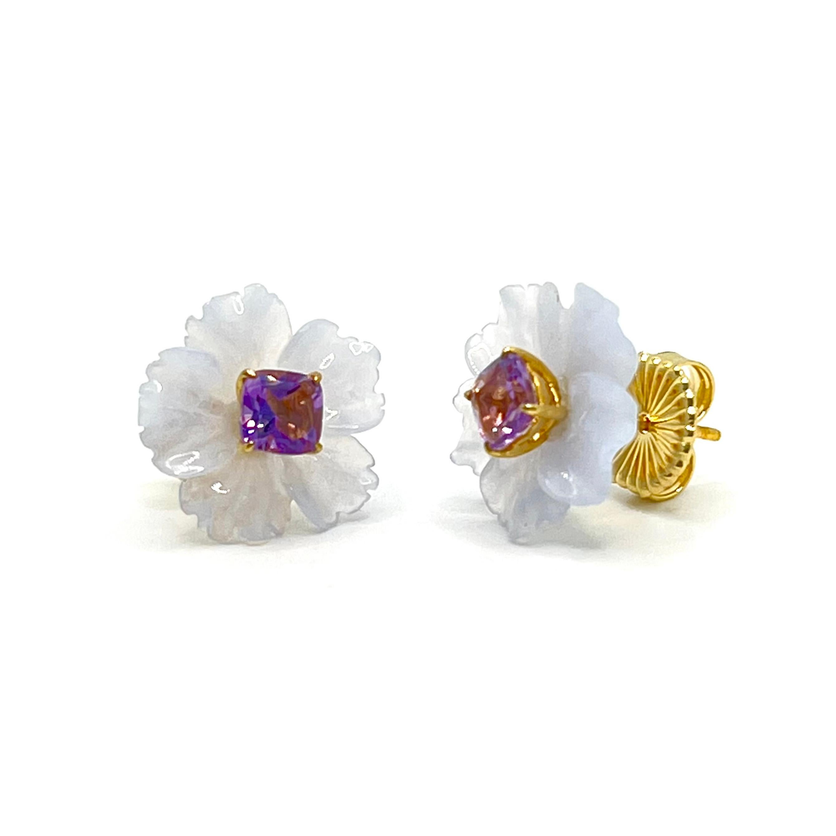 Bijoux Num's 15mm Carved Chalcedony Flower and Cushion Amethyst Vermeil Earrings

This gorgeous pair of earrings features 15mm periwinkle purplish-blue chalcedony carved into beautiful three dimension flower, adorned with cushion-cut Brazilian