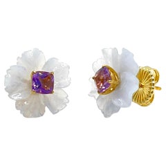 Boucles d'oreilles en vermeil avec fleur en calcédoine sculptée et améthyste en coussin de 15 mm