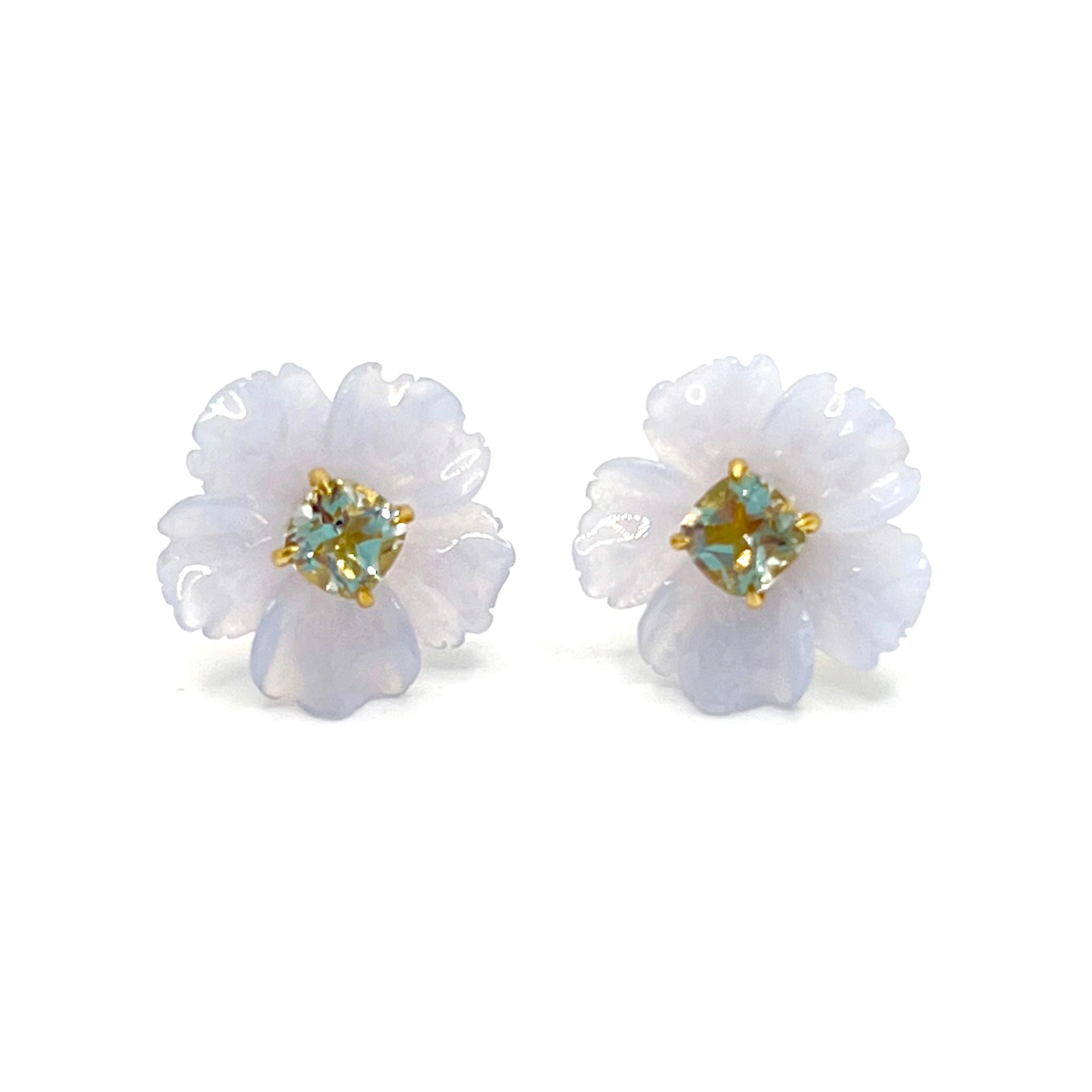 Bijoux Num's 15mm Carved Chalcedony Flower and Cushion Prasiolite Vermeil Earrings

This gorgeous pair of earrings features 15mm periwinkle purplish-blue chalcedony carved into beautiful three dimension flower, adorned with cushion-cut pastel green