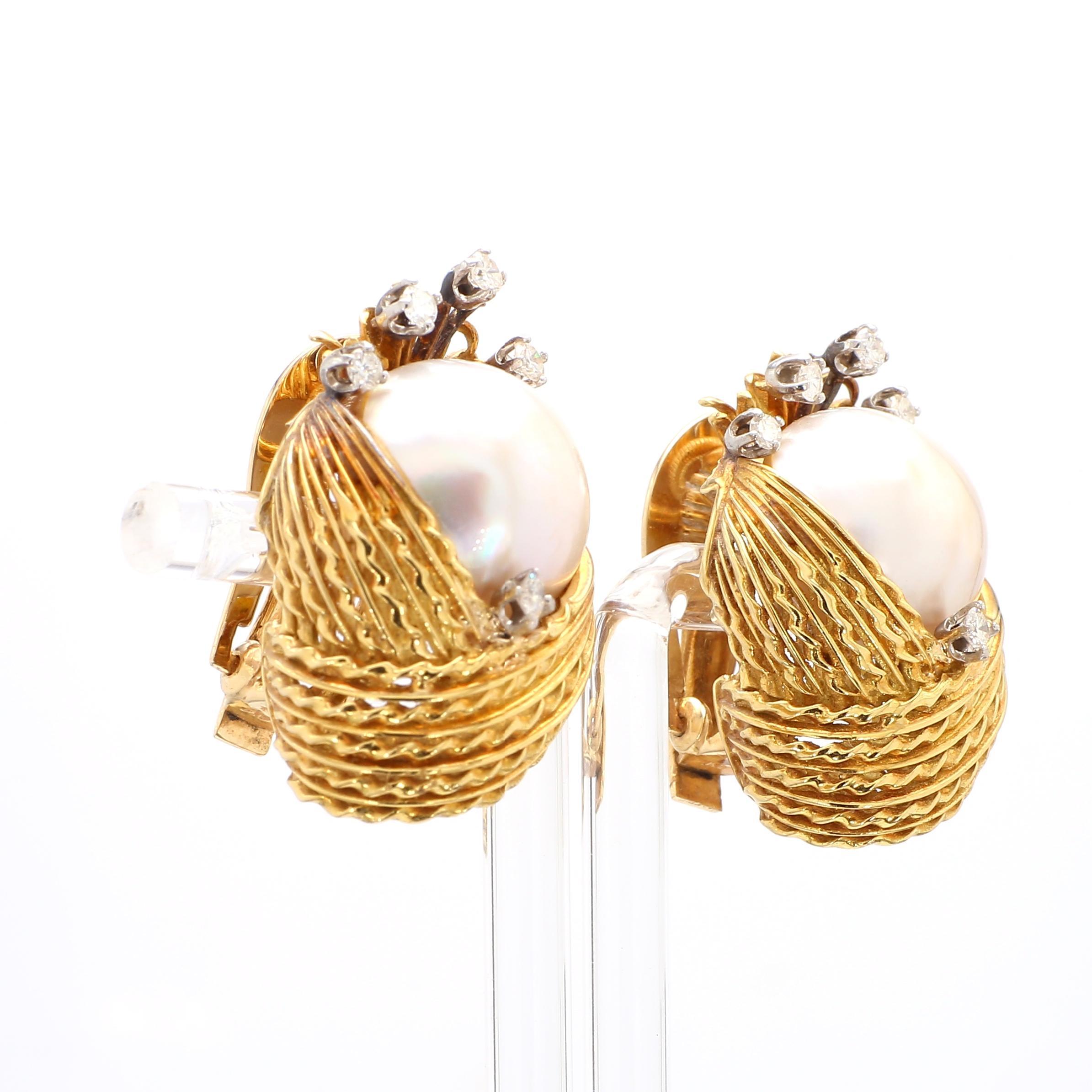 Rétro 15mm Mabe Pearl & Diamond 14K Gold Retro Era Lever Back Earrings in vendita