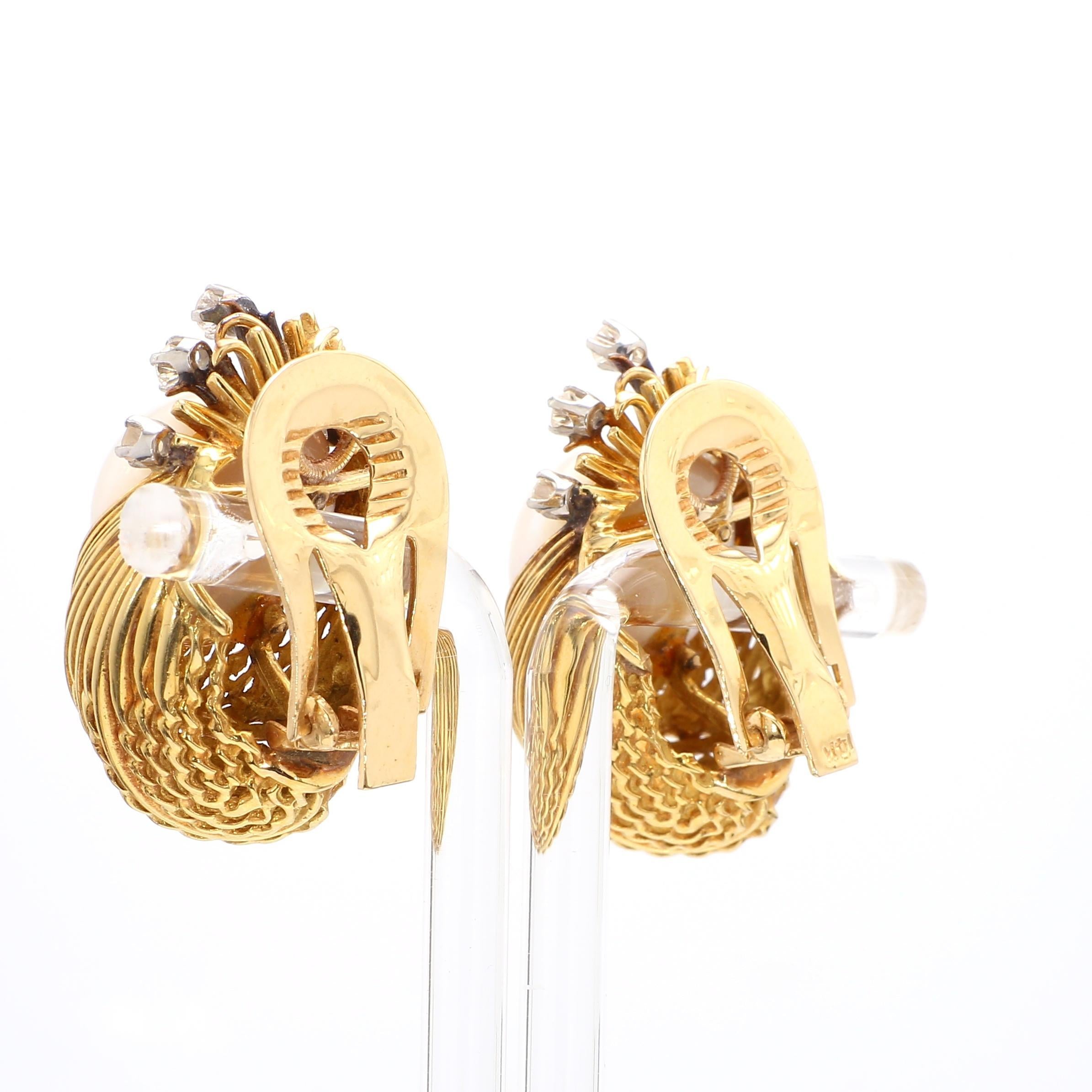 Taglio brillante 15mm Mabe Pearl & Diamond 14K Gold Retro Era Lever Back Earrings in vendita