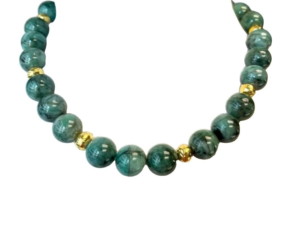 Collier de perles d'émeraudes rondes de 15 mm avec accents en or jaune, 18 pouces en vente 3