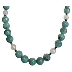 Natürliche Smaragdperlen-Halskette mit Mondstein-, Onyx- und Gelbgold-Akzenten