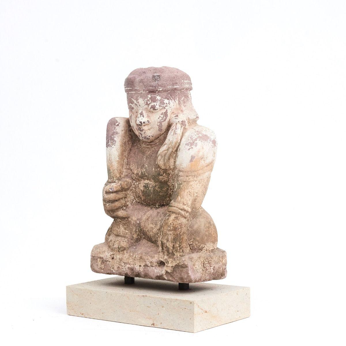 Sculpture d'un gardien de pagode en grès,
Originaire d'une pagode ou d'un temple bouddhiste en Birmanie, datant du 15e au 16e siècle. Cette pièce a été mise au jour à la suite d'un tremblement de terre survenu dans l'Arakan dans les années 1700.

La