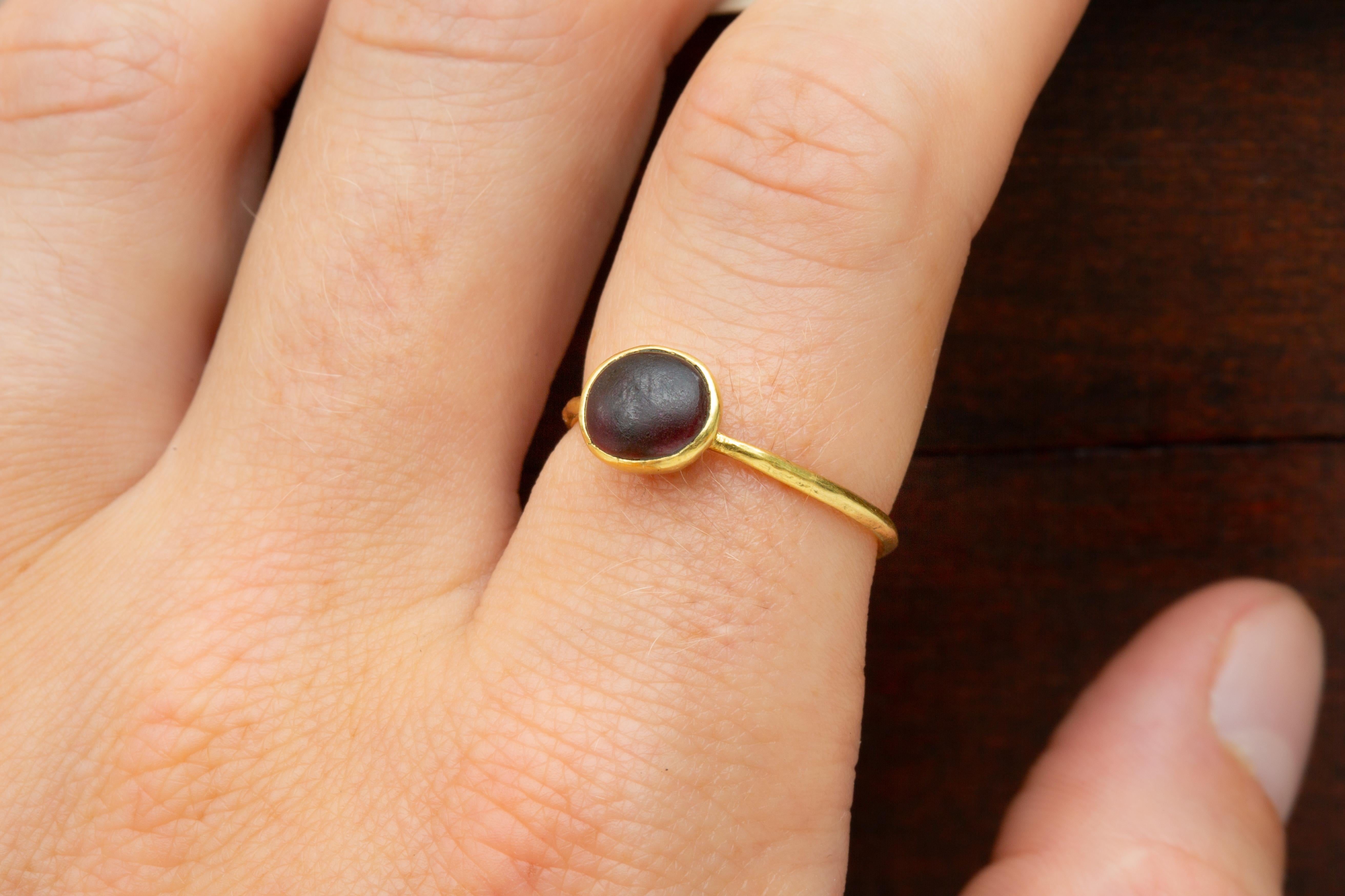 Goldring mit Carbuncle-Granat-Cabochon aus dem 15.-16. Jahrhundert, Mittelalterliche Renaissance 9