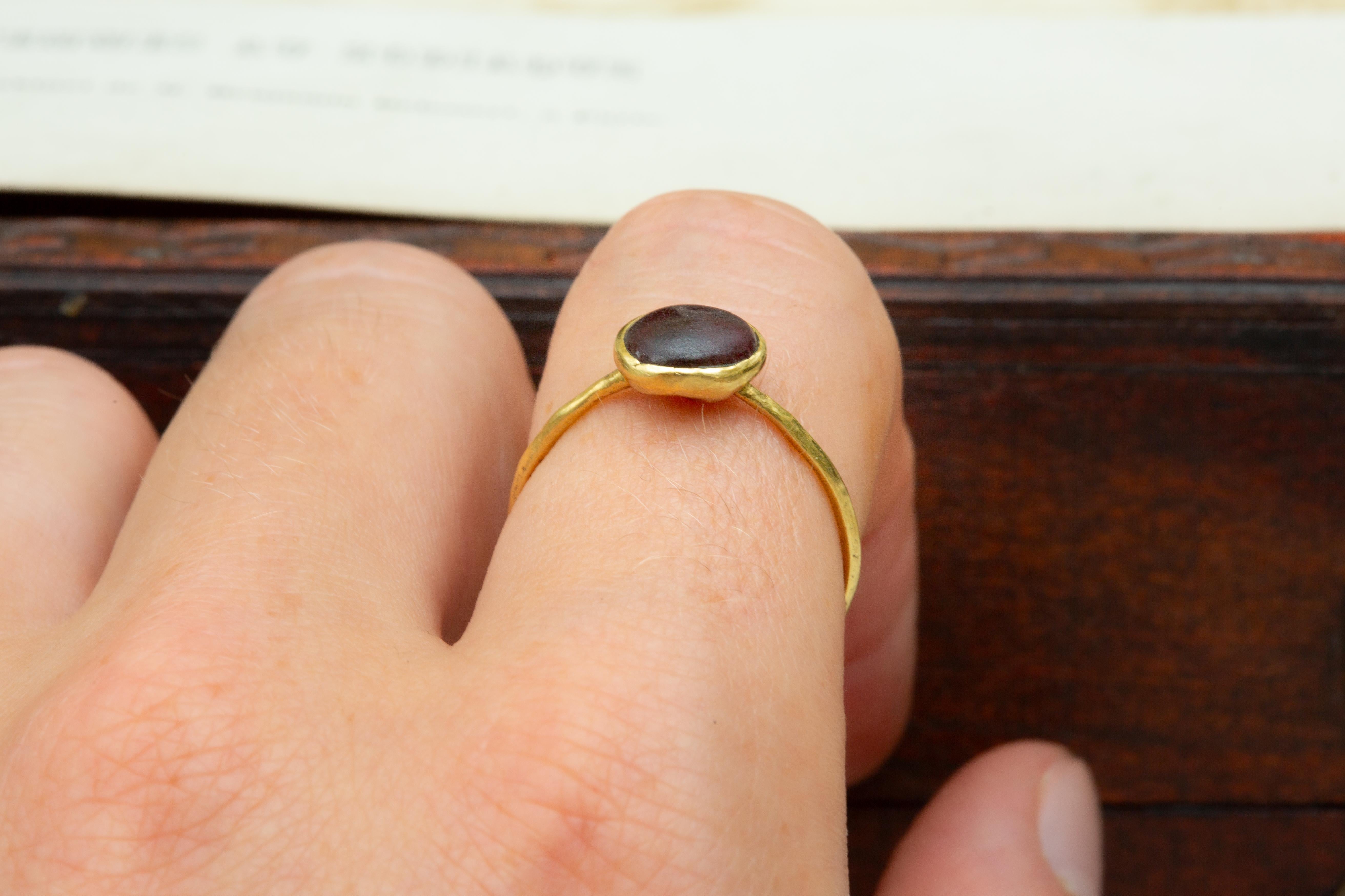 Goldring mit Carbuncle-Granat-Cabochon aus dem 15.-16. Jahrhundert, Mittelalterliche Renaissance 10