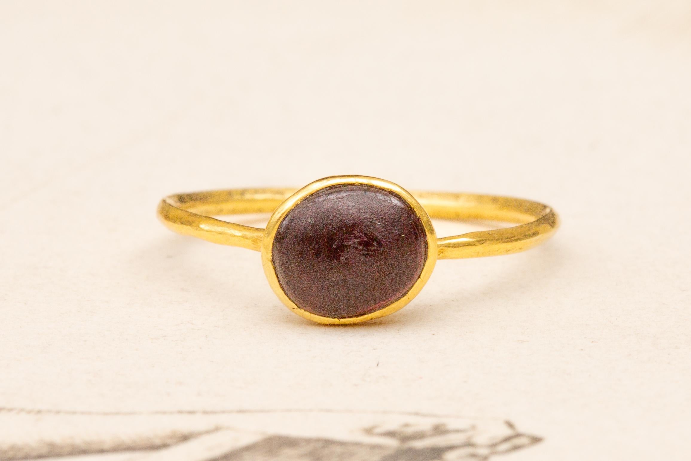 Goldring mit Carbuncle-Granat-Cabochon aus dem 15.-16. Jahrhundert, Mittelalterliche Renaissance im Zustand „Gut“ in London, GB