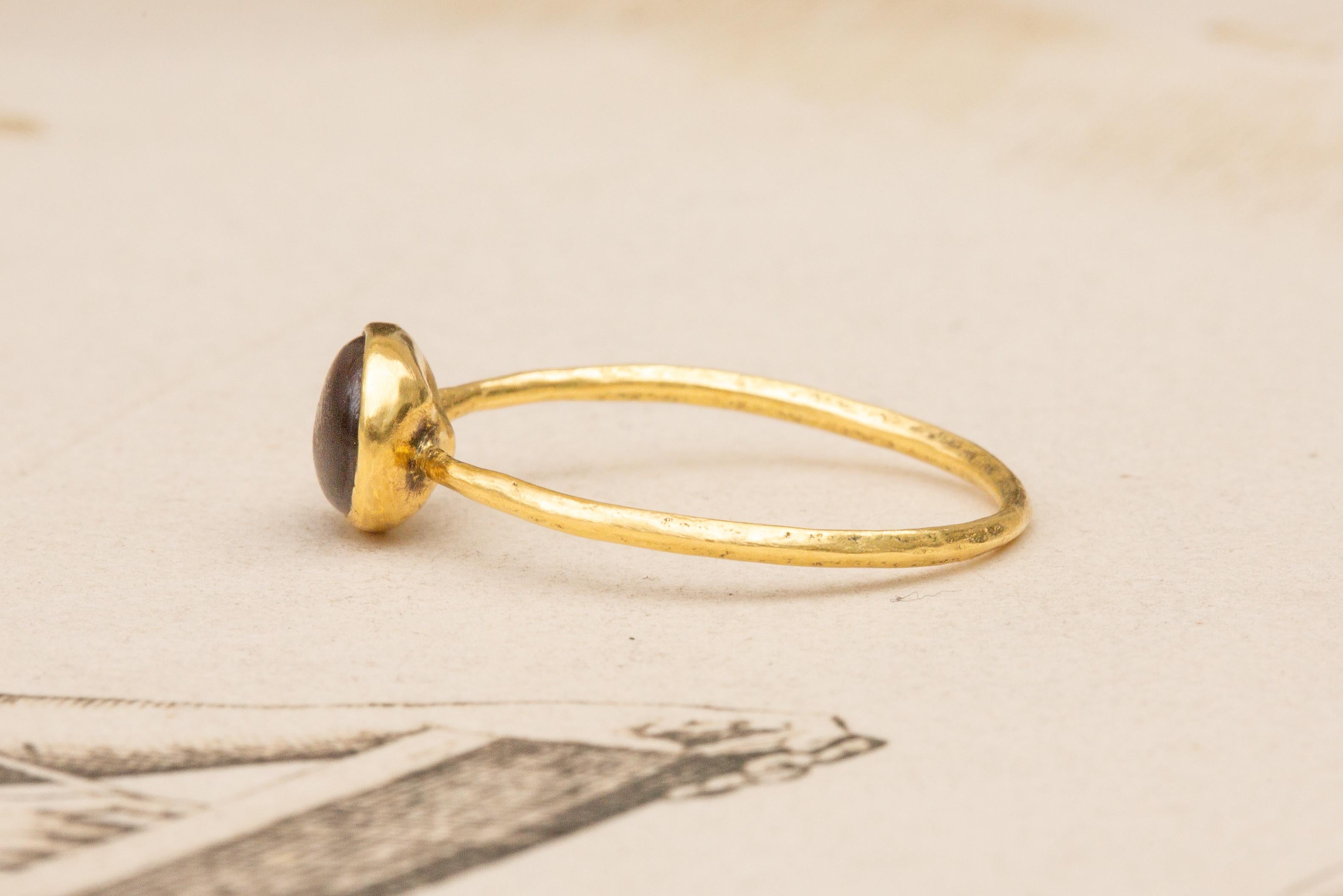 Goldring mit Carbuncle-Granat-Cabochon aus dem 15.-16. Jahrhundert, Mittelalterliche Renaissance für Damen oder Herren