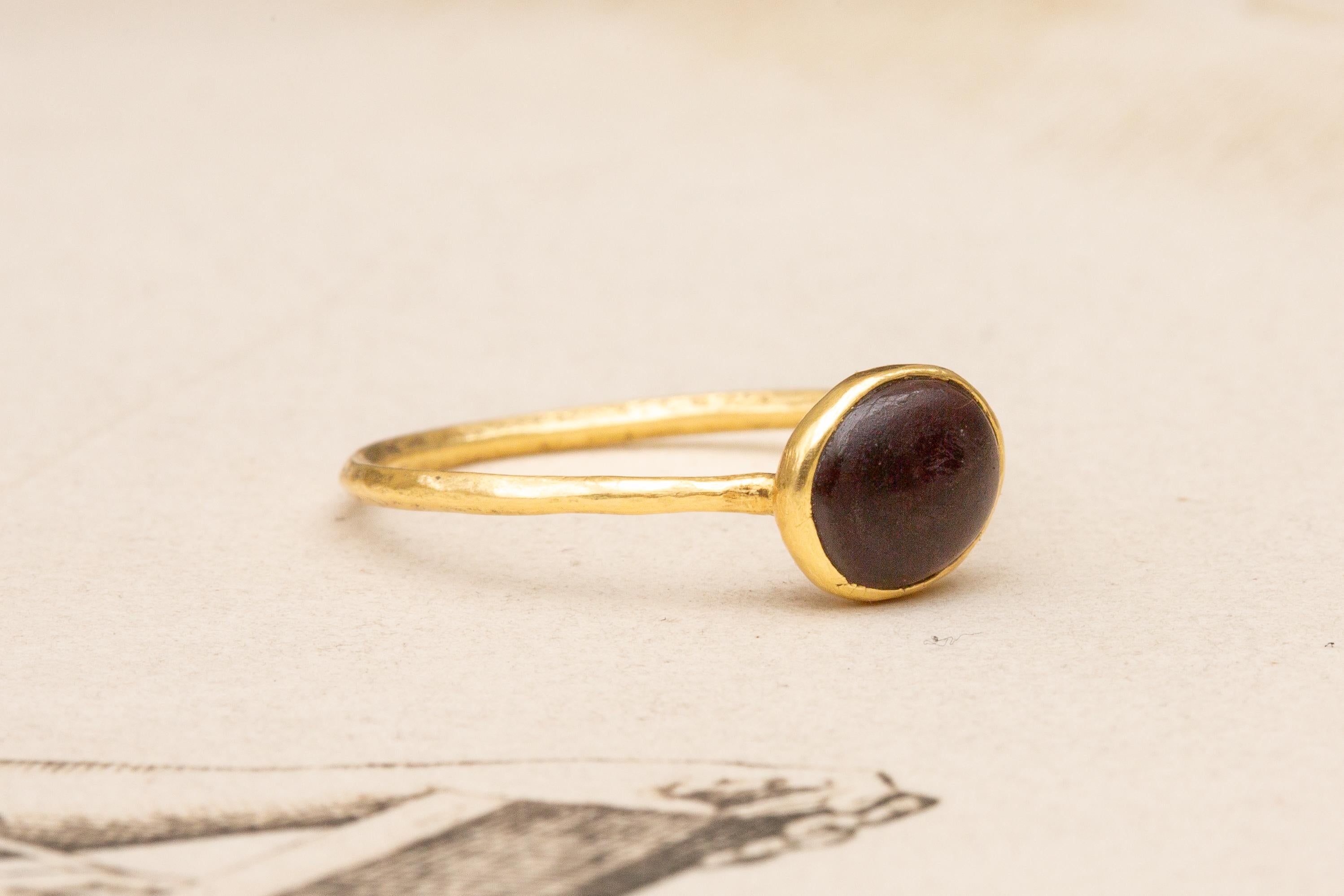Goldring mit Carbuncle-Granat-Cabochon aus dem 15.-16. Jahrhundert, Mittelalterliche Renaissance 2