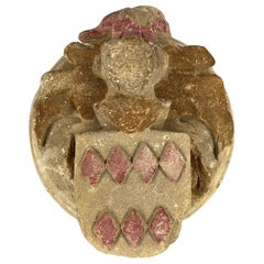 Italienisches geschnitztes polychromes Crest aus Kalkstein aus dem 15./16. Jahrhundert