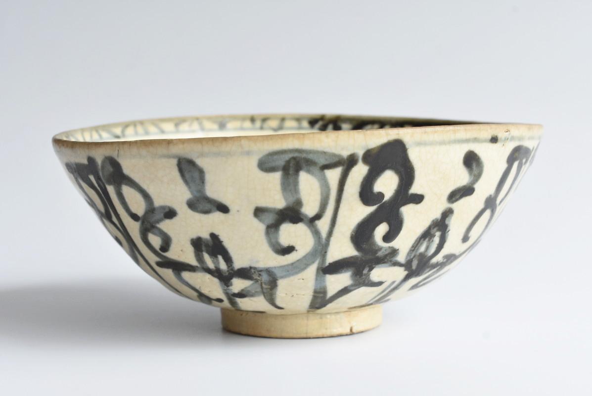 This bowl was made in Vietnam around the 15th-16th century.
In Japan, trade with Vietnam was active from the Muromachi period (around the 15th-16th centuries).
Many Vietnamese tea bowls were imported to Japan.
Vietnamese bowls have been greatly