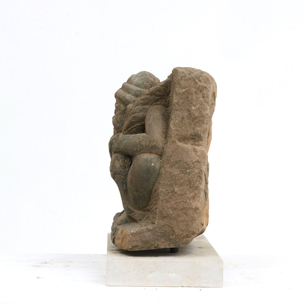 Birmano Figura di demone in pietra arenaria birmana del XV-XVII secolo montata su una base in vendita