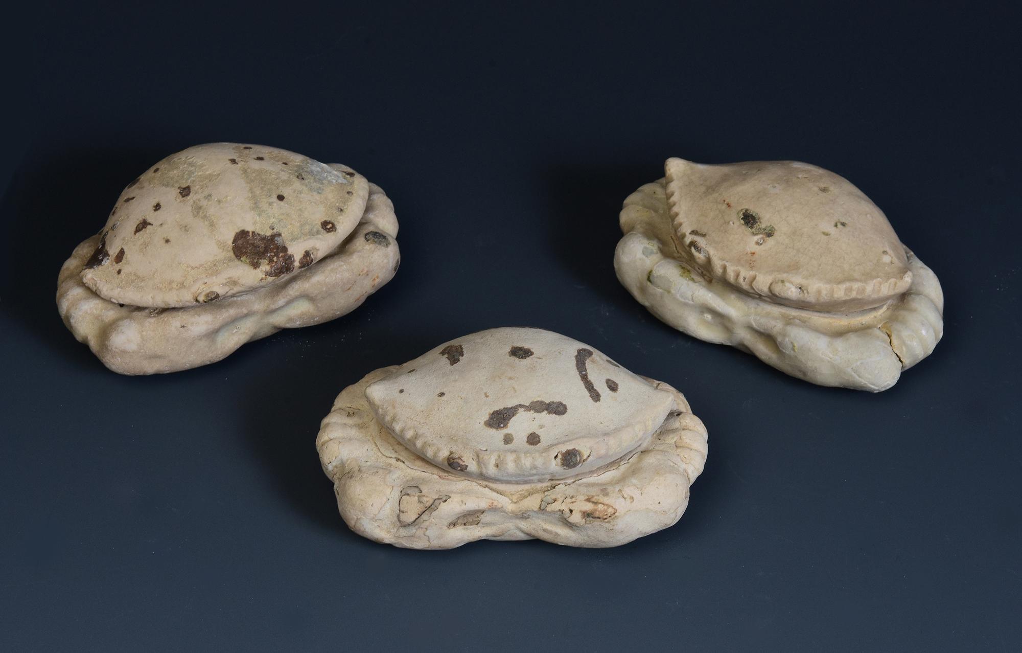 15th C., A Set of Antique Hoi An Vietnamese Ceramic Covered Box in Crab Form 7