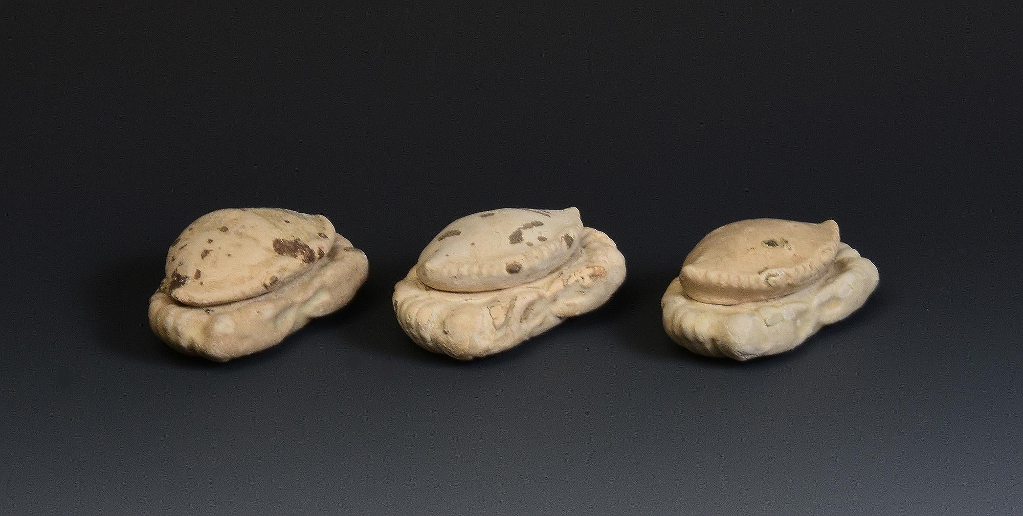 15th C., A Set of Antique Hoi An Vietnamese Ceramic Covered Box in Crab Form 10