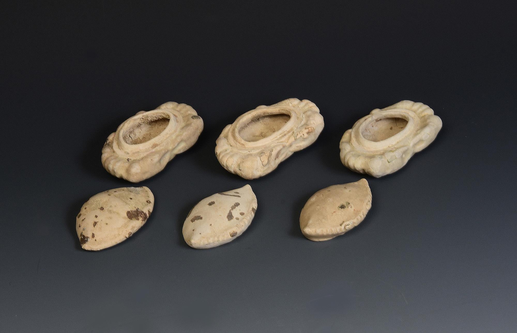 15th C., A Set of Antique Hoi An Vietnamese Ceramic Covered Box in Crab Form In Good Condition In Sampantawong, TH