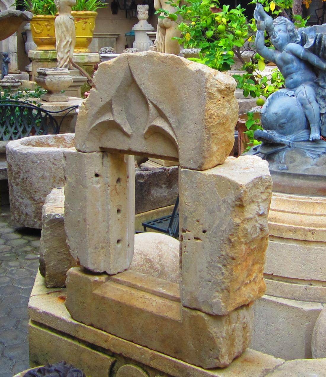 Antike Skulptur eines architektonischen Elements mit Steinumrandung und Brunnenrücken, LA CA (Französisch) im Angebot