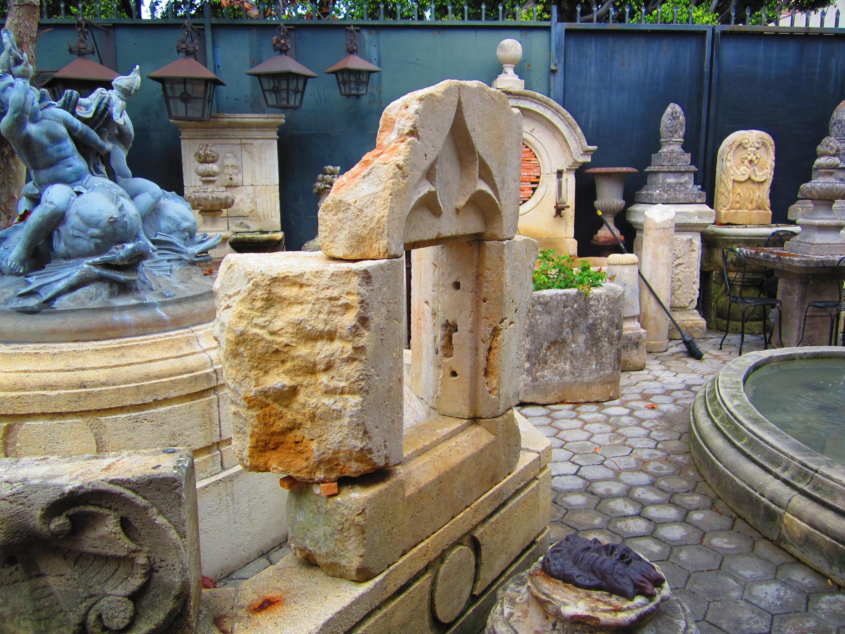 Antike Skulptur eines architektonischen Elements mit Steinumrandung und Brunnenrücken, LA CA (Handgeschnitzt) im Angebot
