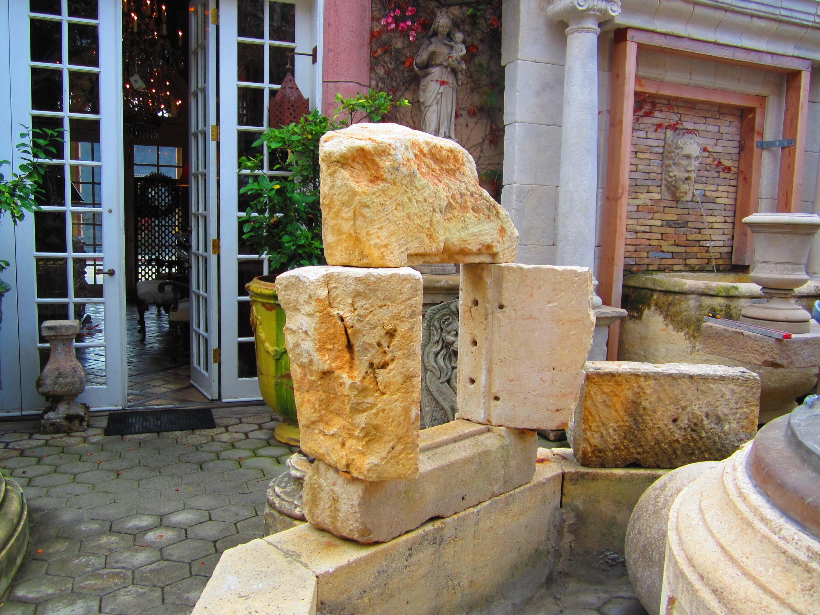 Antike Skulptur eines architektonischen Elements mit Steinumrandung und Brunnenrücken, LA CA im Angebot 1