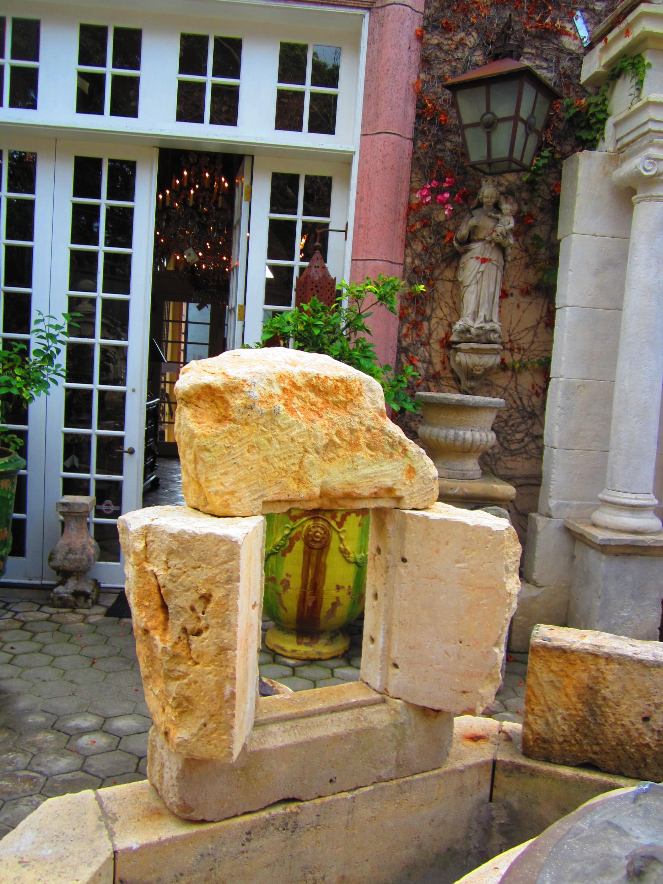 Antike Skulptur eines architektonischen Elements mit Steinumrandung und Brunnenrücken, LA CA im Angebot 2