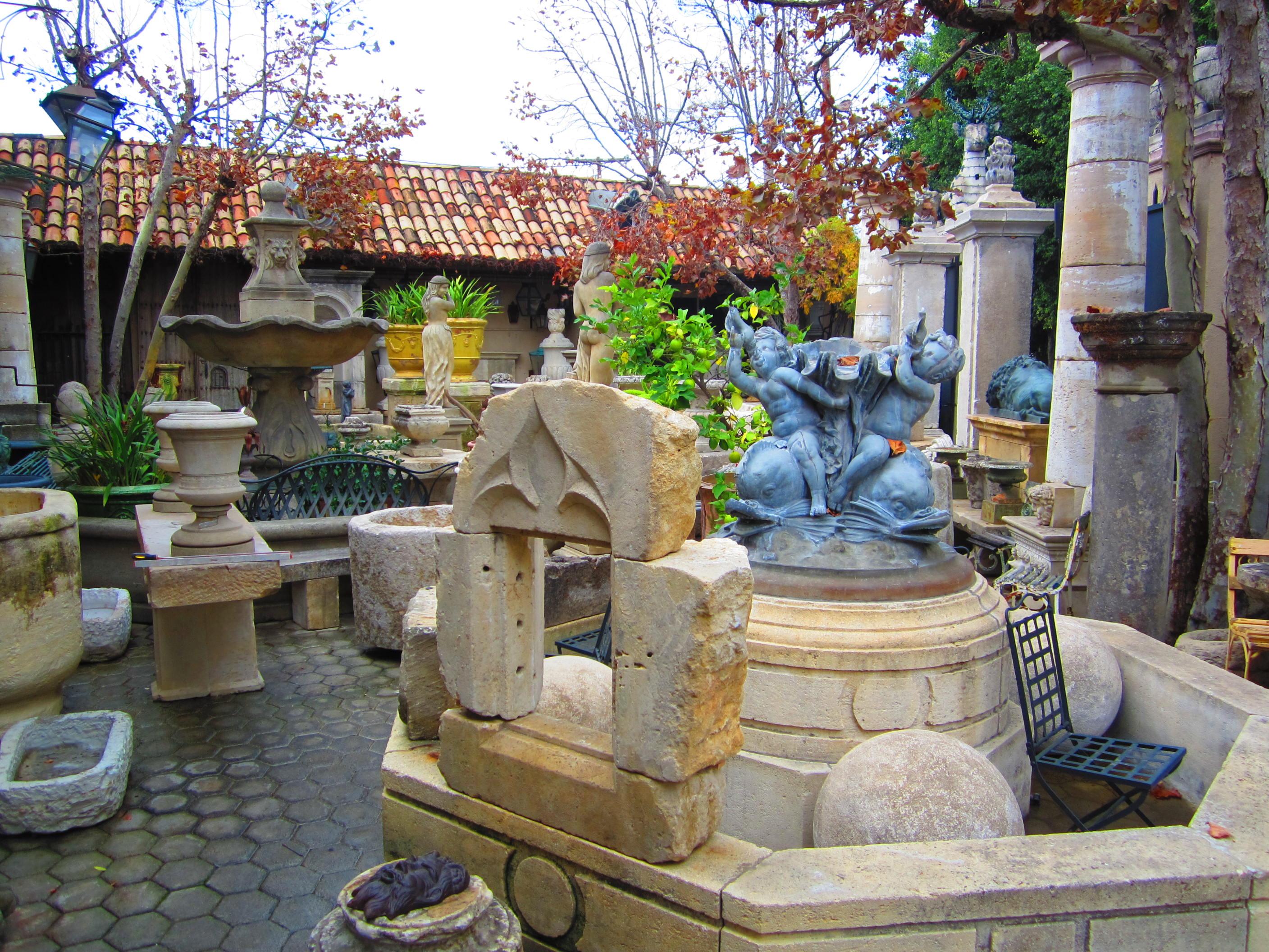 Antike Skulptur eines architektonischen Elements mit Steinumrandung und Brunnenrücken, LA CA im Angebot 3