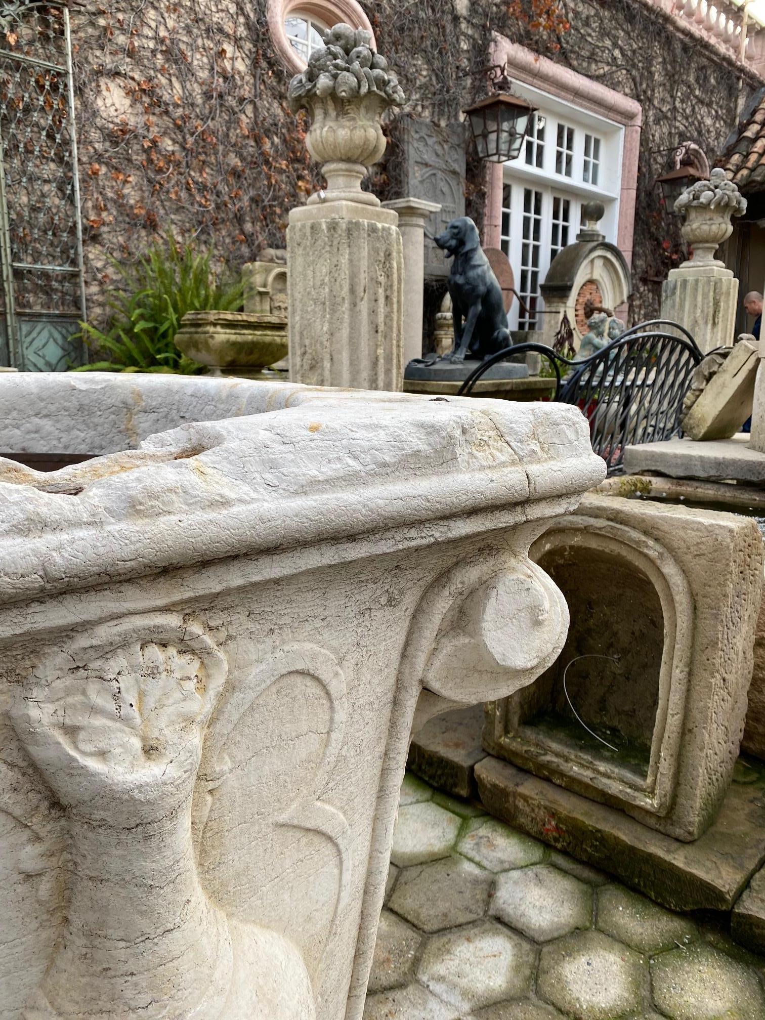 Sculpté Fontaine à eau de réservoir en marbre sculptée à la main Renaissance  en vente