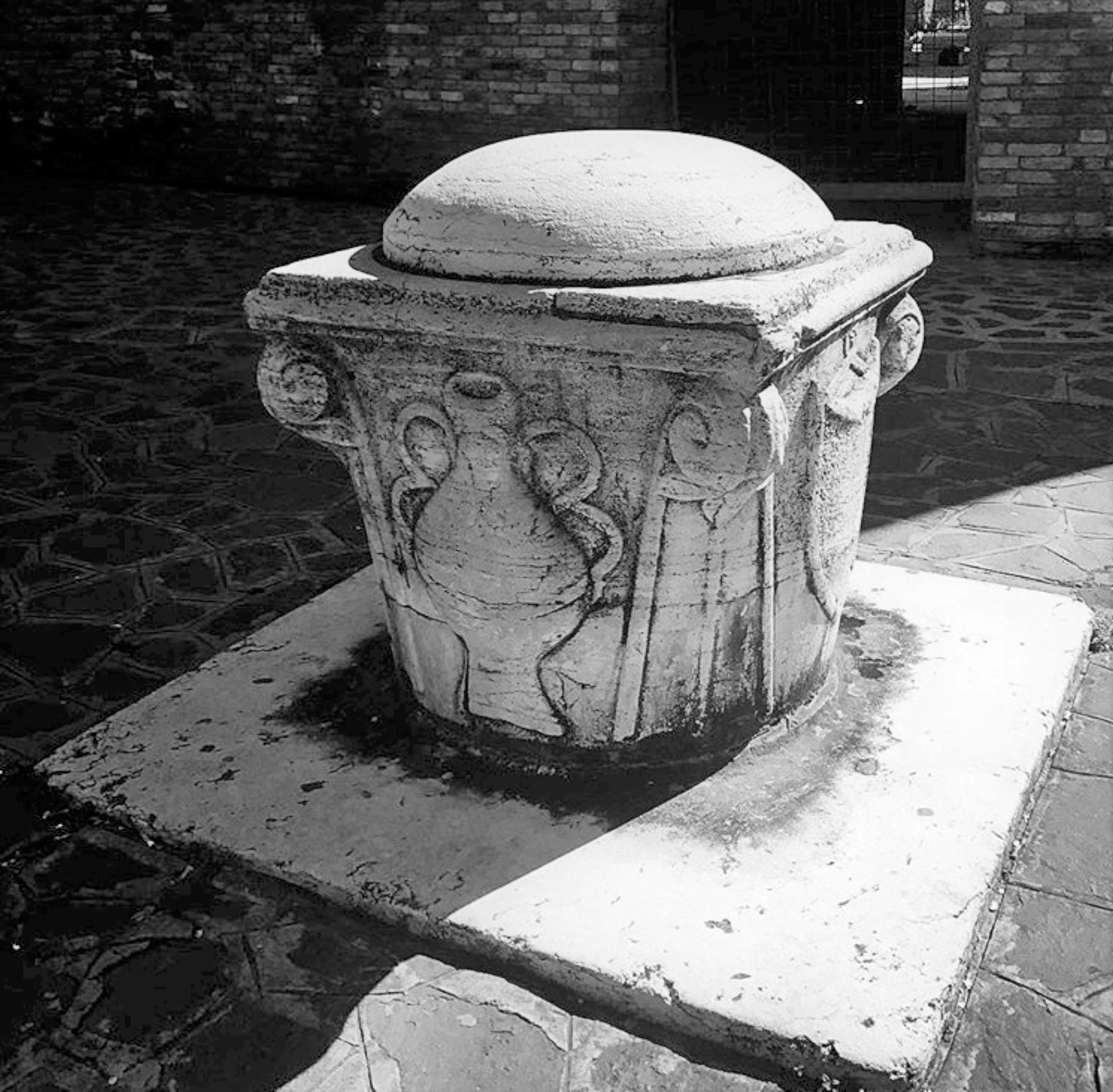 Fontaine à eau de réservoir en marbre sculptée à la main Renaissance  en vente 2