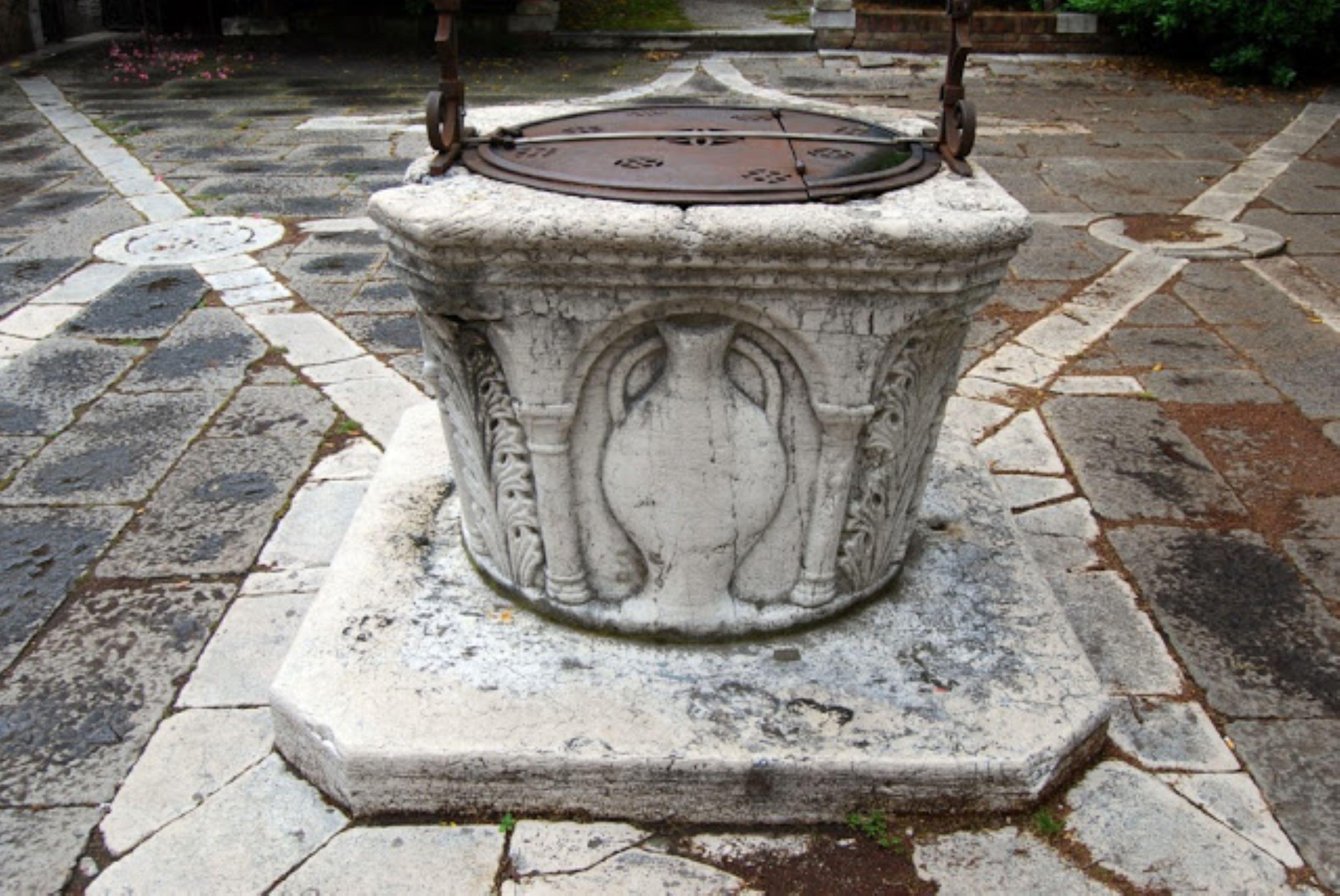 Renaissance Wellhead Hand Carved Marble Container Planter Basin Water Fountain  For Sale 14