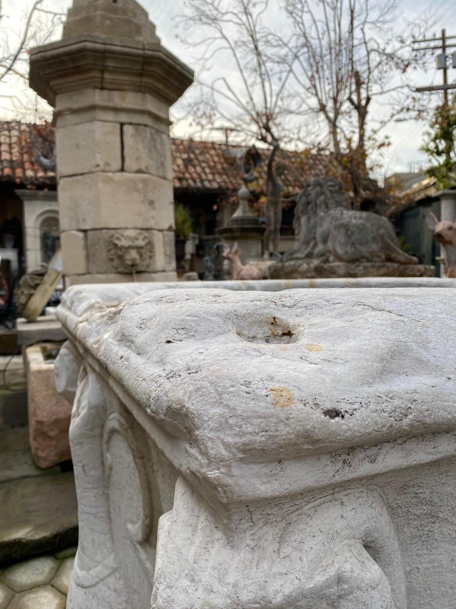 Fontaine à eau de réservoir en marbre sculptée à la main Renaissance  en vente 3