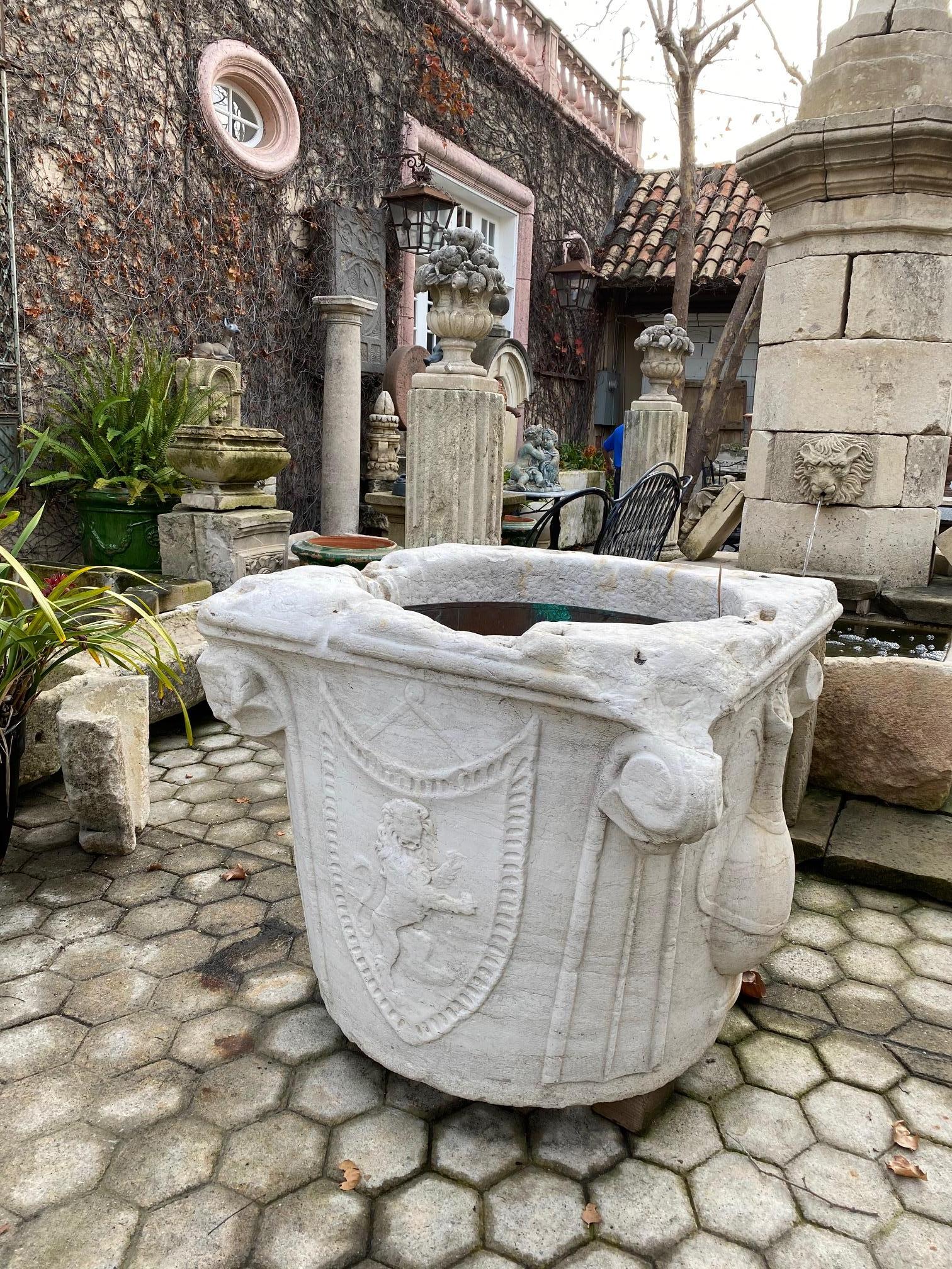 Fontaine à eau de réservoir en marbre sculptée à la main Renaissance  en vente 7