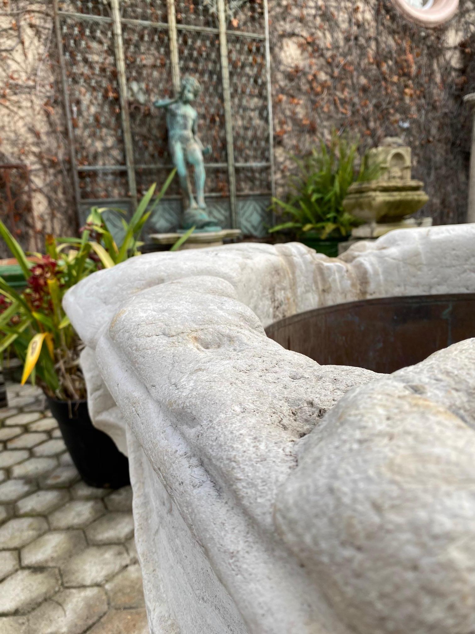 Fontaine à eau de réservoir en marbre sculptée à la main Renaissance  en vente 8