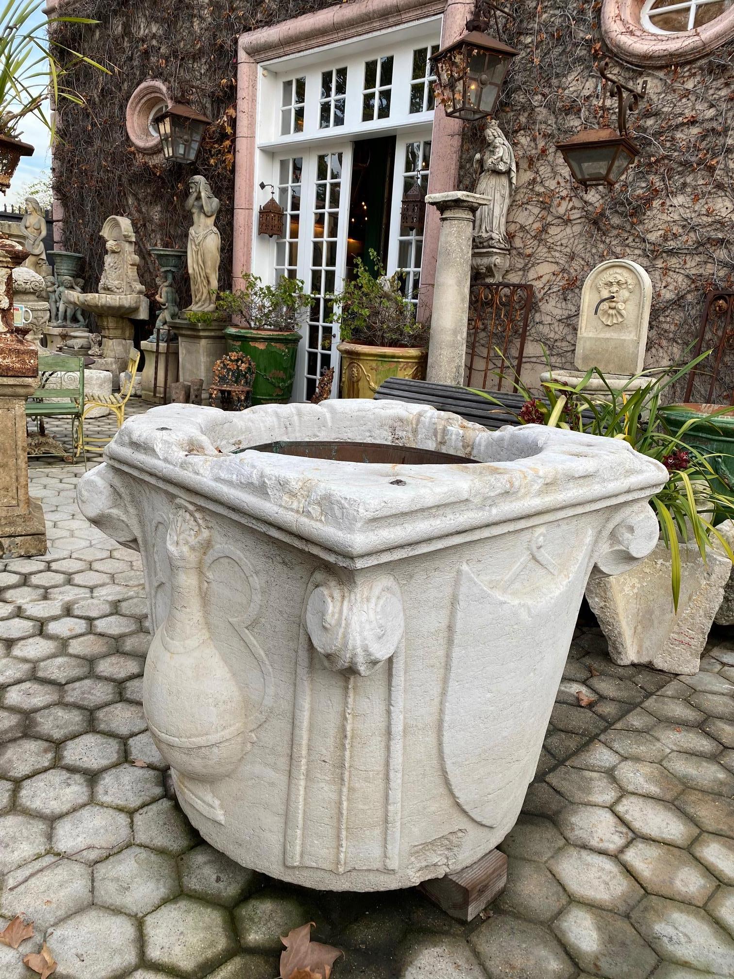 Fontaine à eau de réservoir en marbre sculptée à la main Renaissance  en vente 9
