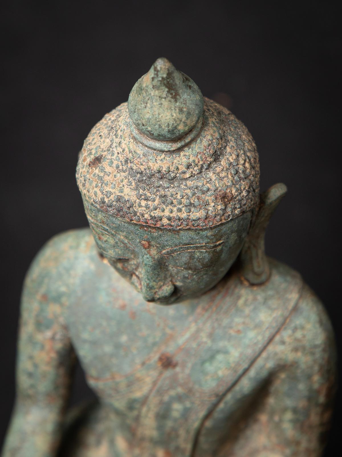 Statua di Ava Buddha birmana in bronzo antico del XV secolo con Bhumisparsha Mudra in vendita 6